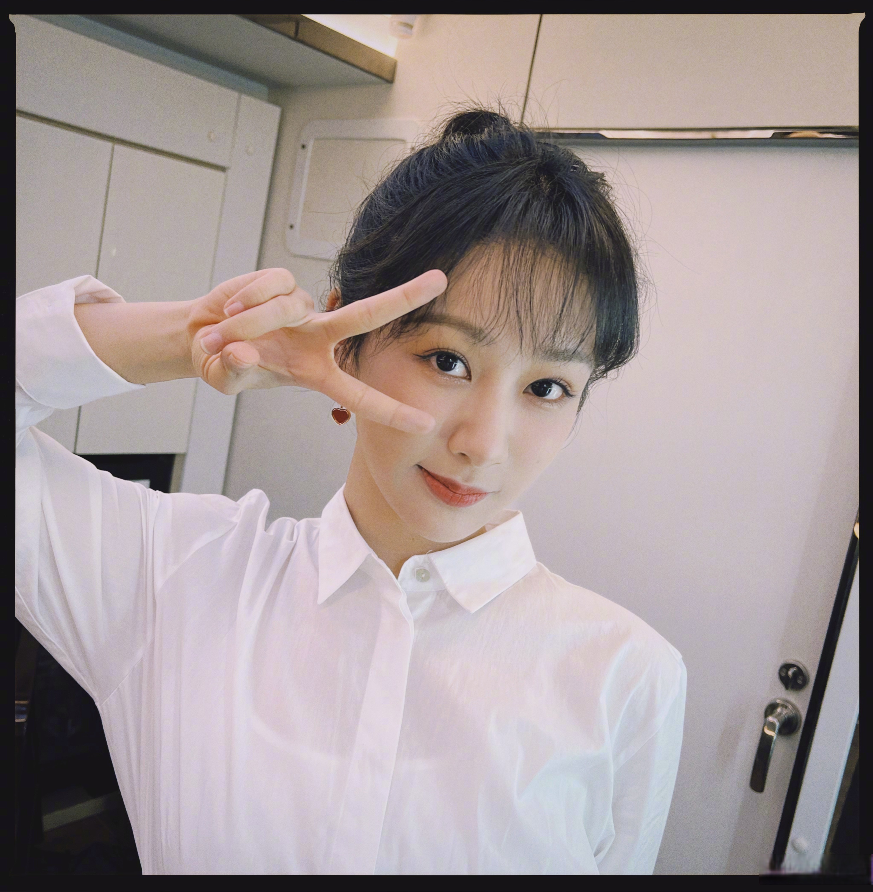 杨紫减脂餐果然有效,天鹅颈小蛮腰美出新高度,嘟嘴卖萌甚是可爱