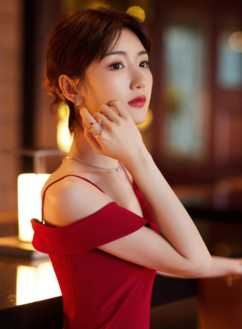 毛晓彤一袭吊带红裙,美艳动人,妩媚又不失甜美,温柔