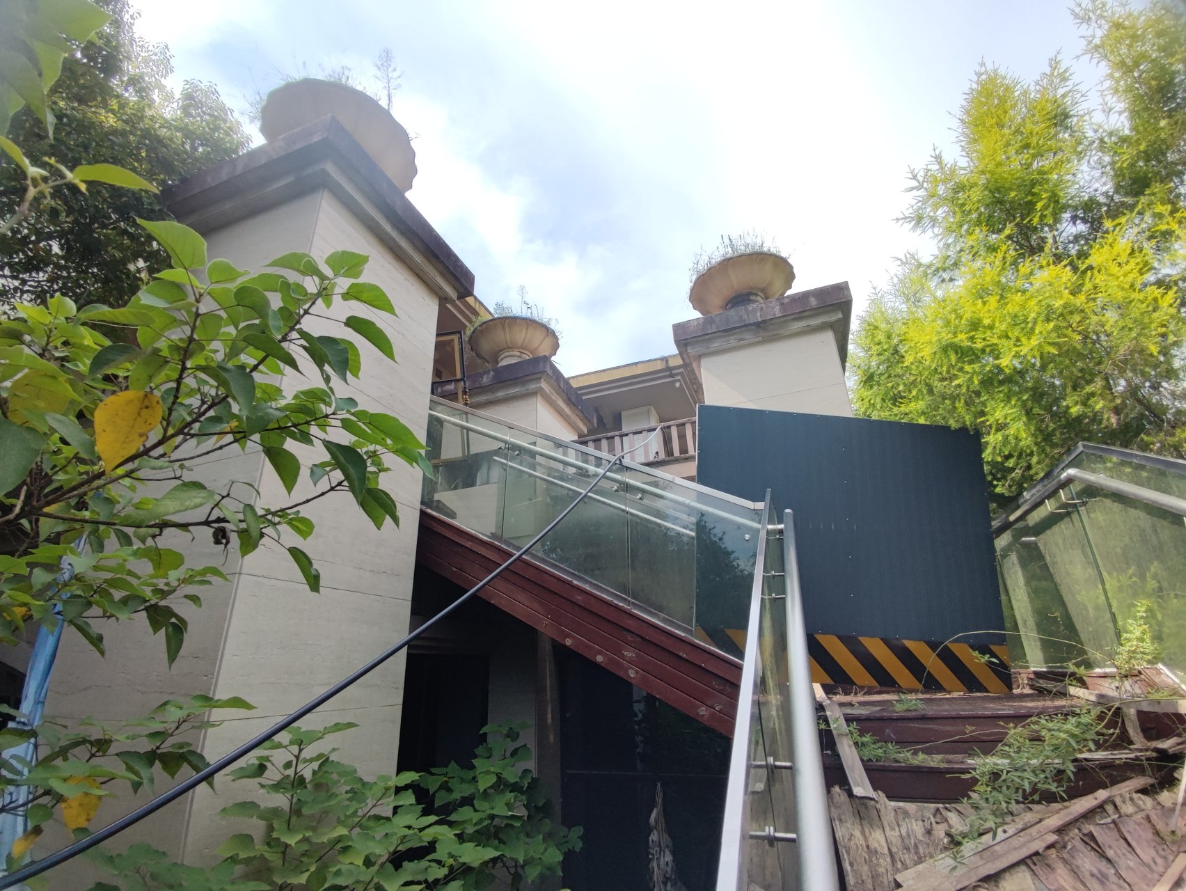 重庆颐尚温泉小镇位于北碚区施家梁陵峡路98号,紧邻重庆到合川的高速