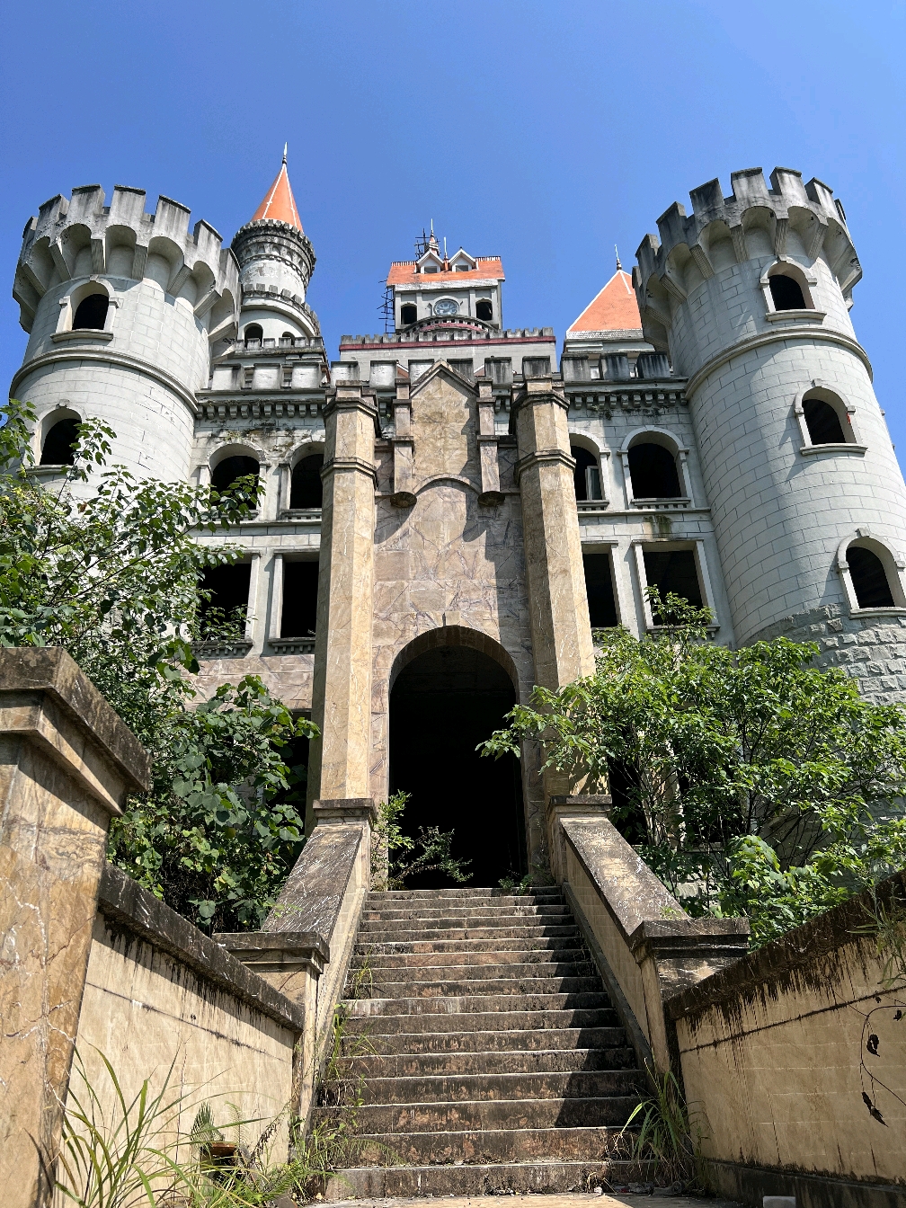 欧式建筑修得非常漂亮,被称重庆九龙坡网红楼,名为霸下意城堡,龙生