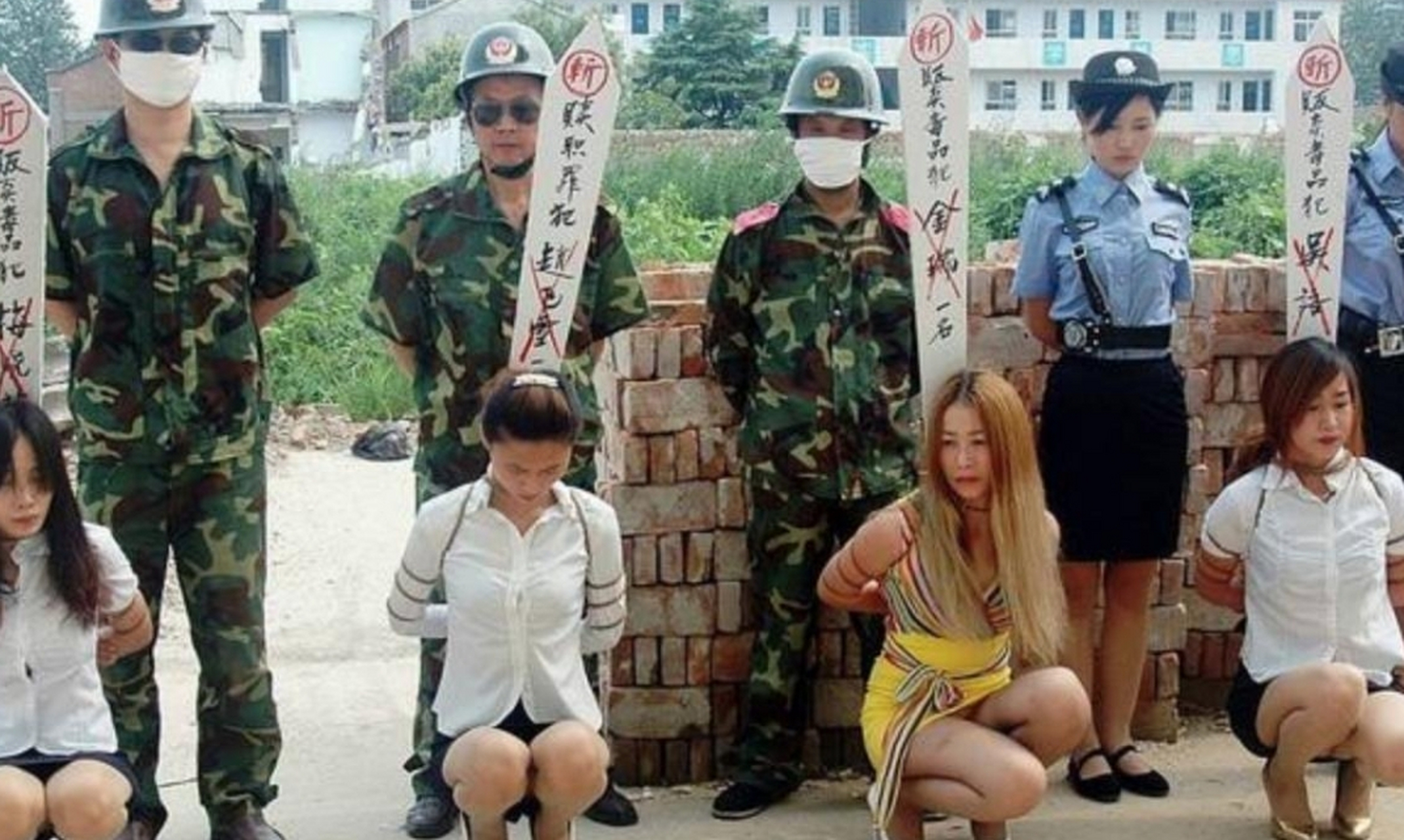 死刑犯枪决的时候为什么从来不用手铐,只用绳子五花大绑?