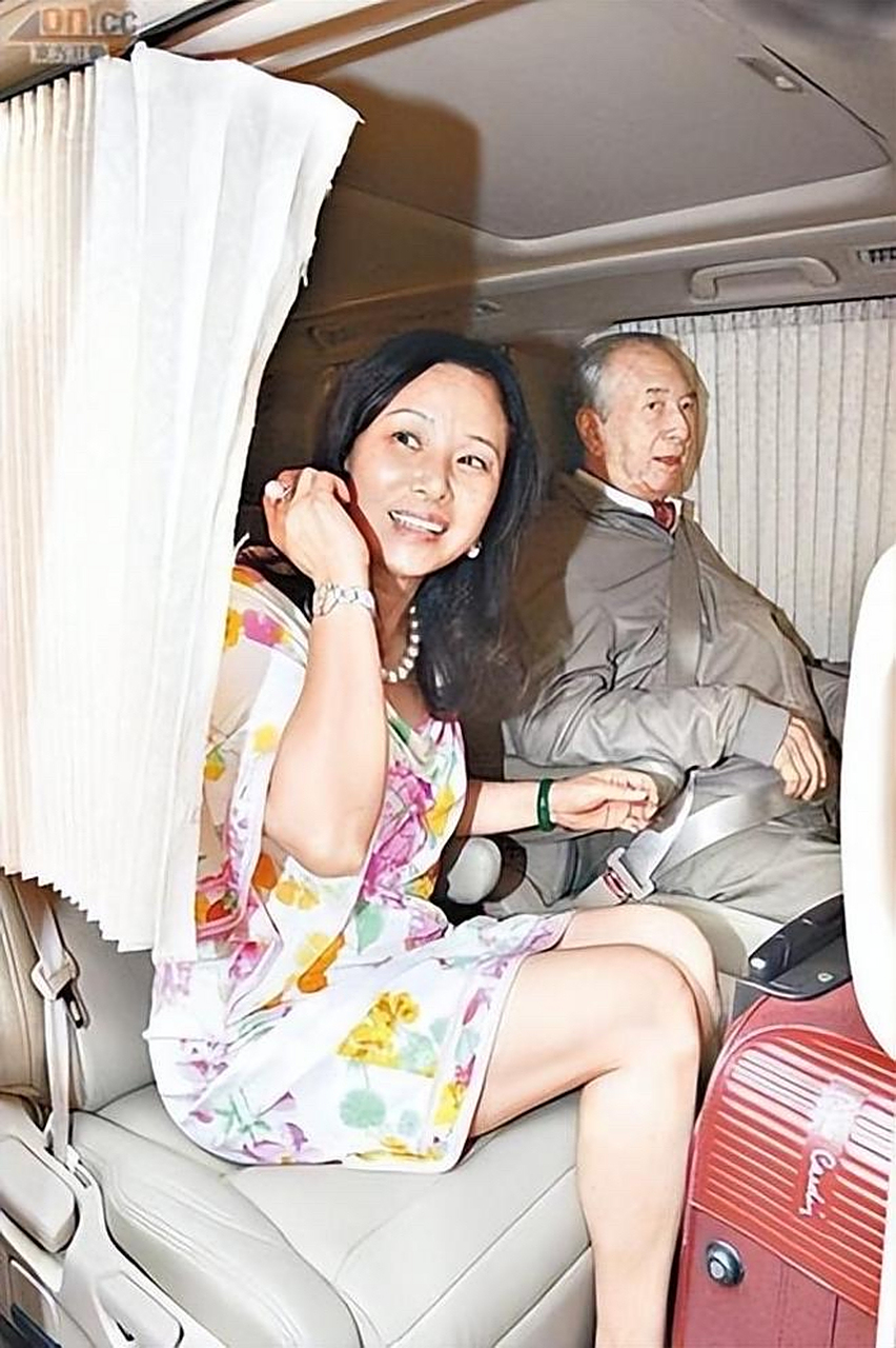 陈婉珍与何鸿燊坐在车内,这时候的何鸿燊身体状态已经不太好了