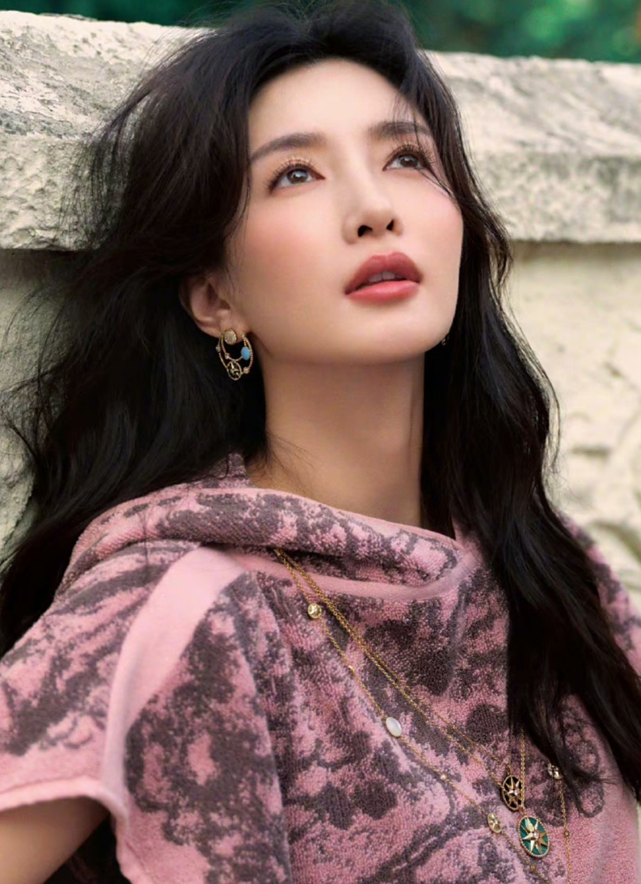 江疏影尝试温婉风格杂志,一套粉色印花衣服加蓬松的长发,散发着优雅