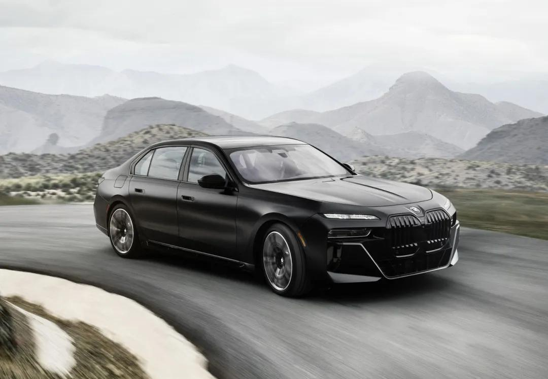 首批宝马740到港,搭配3.0tv6发动机,约合人民币100万