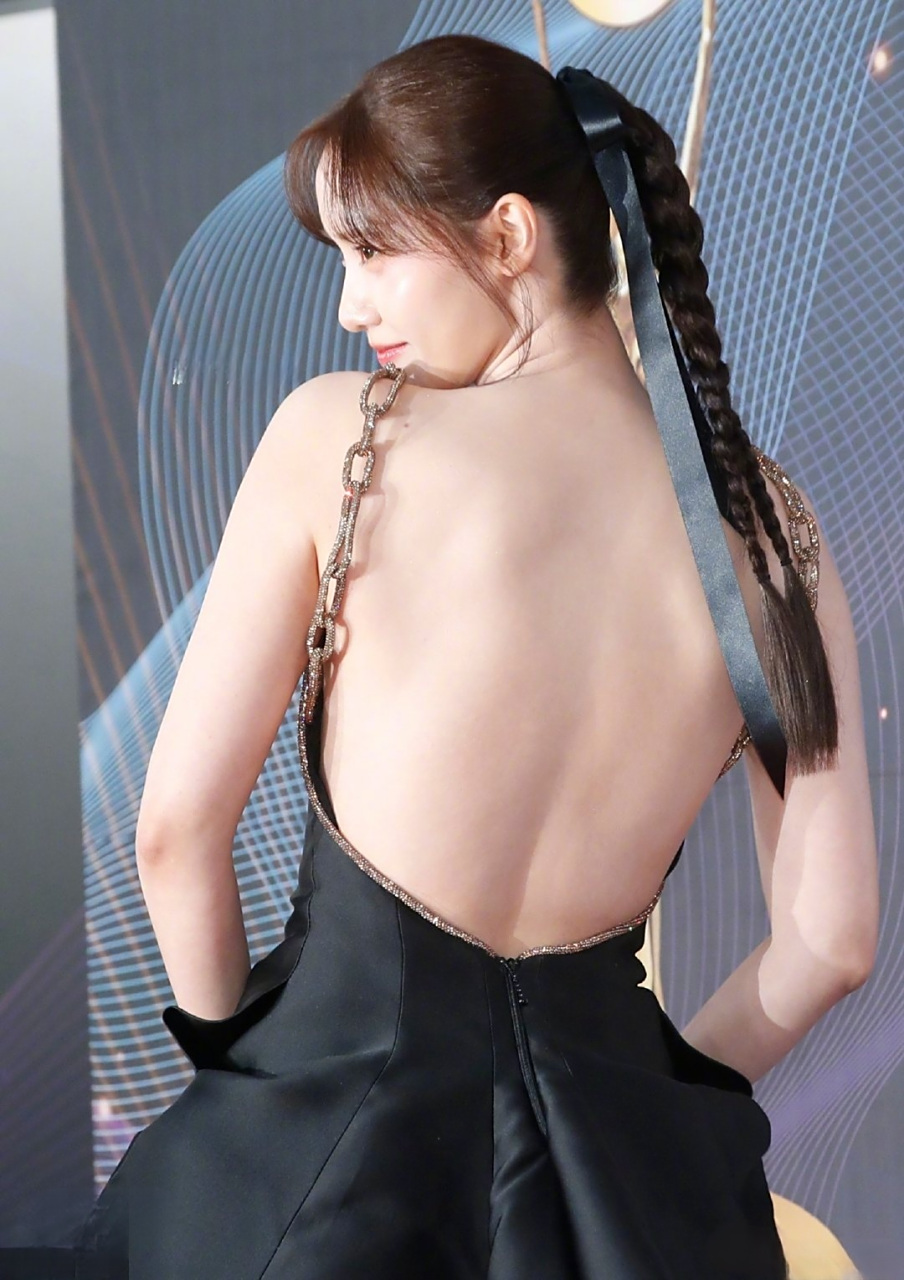 林允儿亮相第2届青龙电视剧大赏红毯,一袭露背裙造型大秀完美身材,是