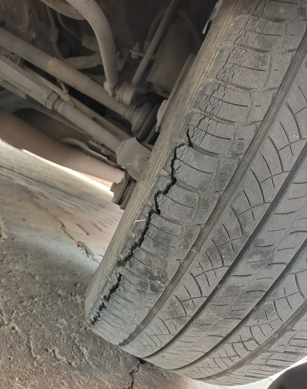 正准备出门打工,才六年不到二万公里的新轮胎居然开裂成这样 ,如果不