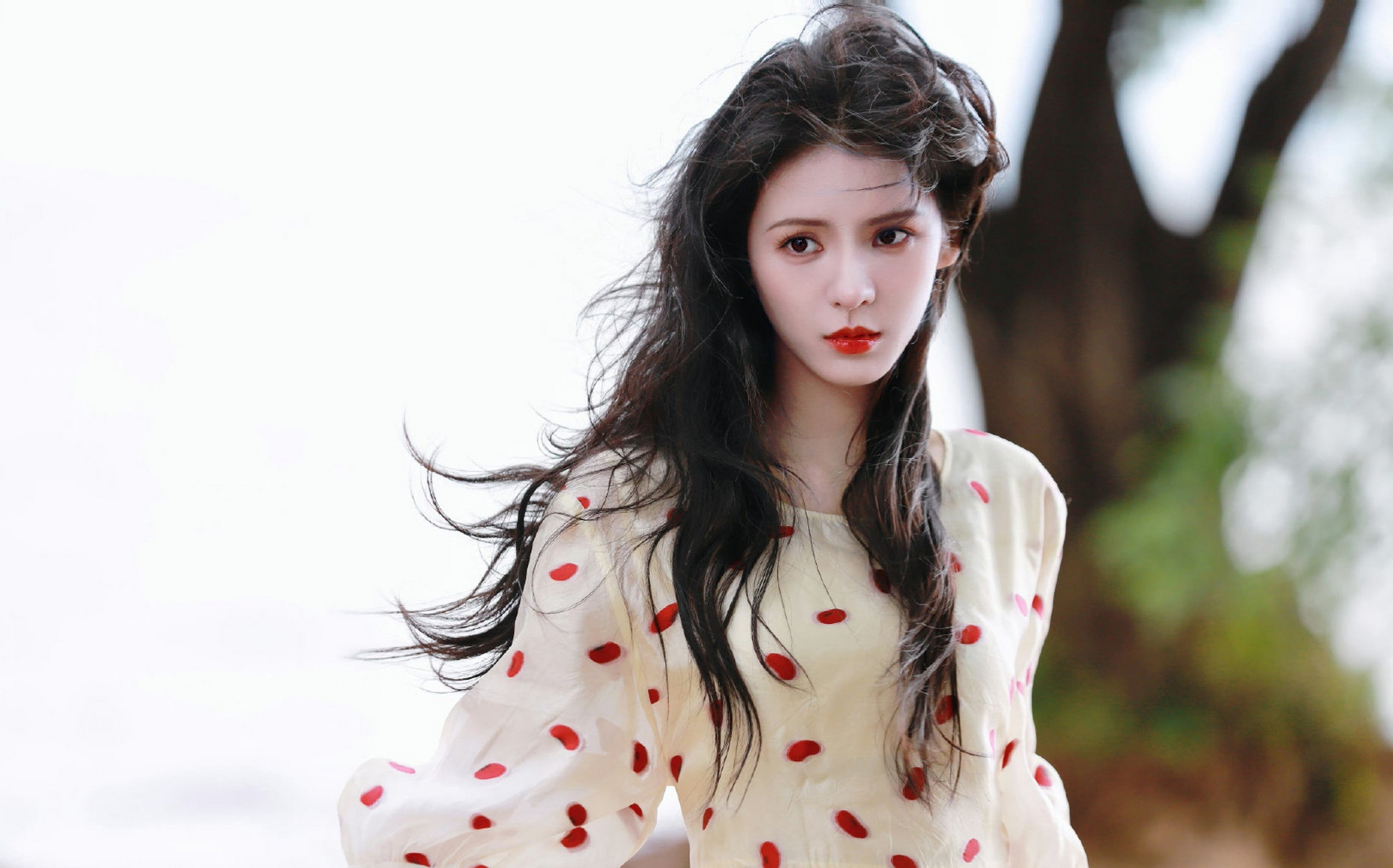 张予曦# 一袭奶黄色斑点连衣裙,肤白貌美的容颜,窈窕曼妙的身材,谴靠