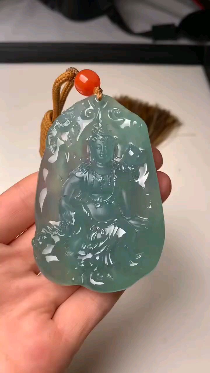 翡翠#实物晴蓝底的大观音,实物底色更好看