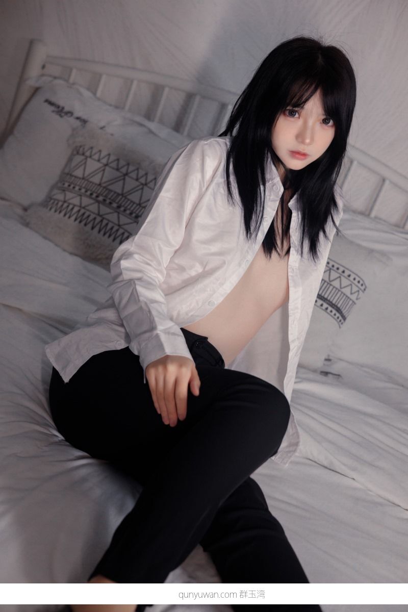 网紅Coser@疯猫ss 长裤OL [40P/662MB]