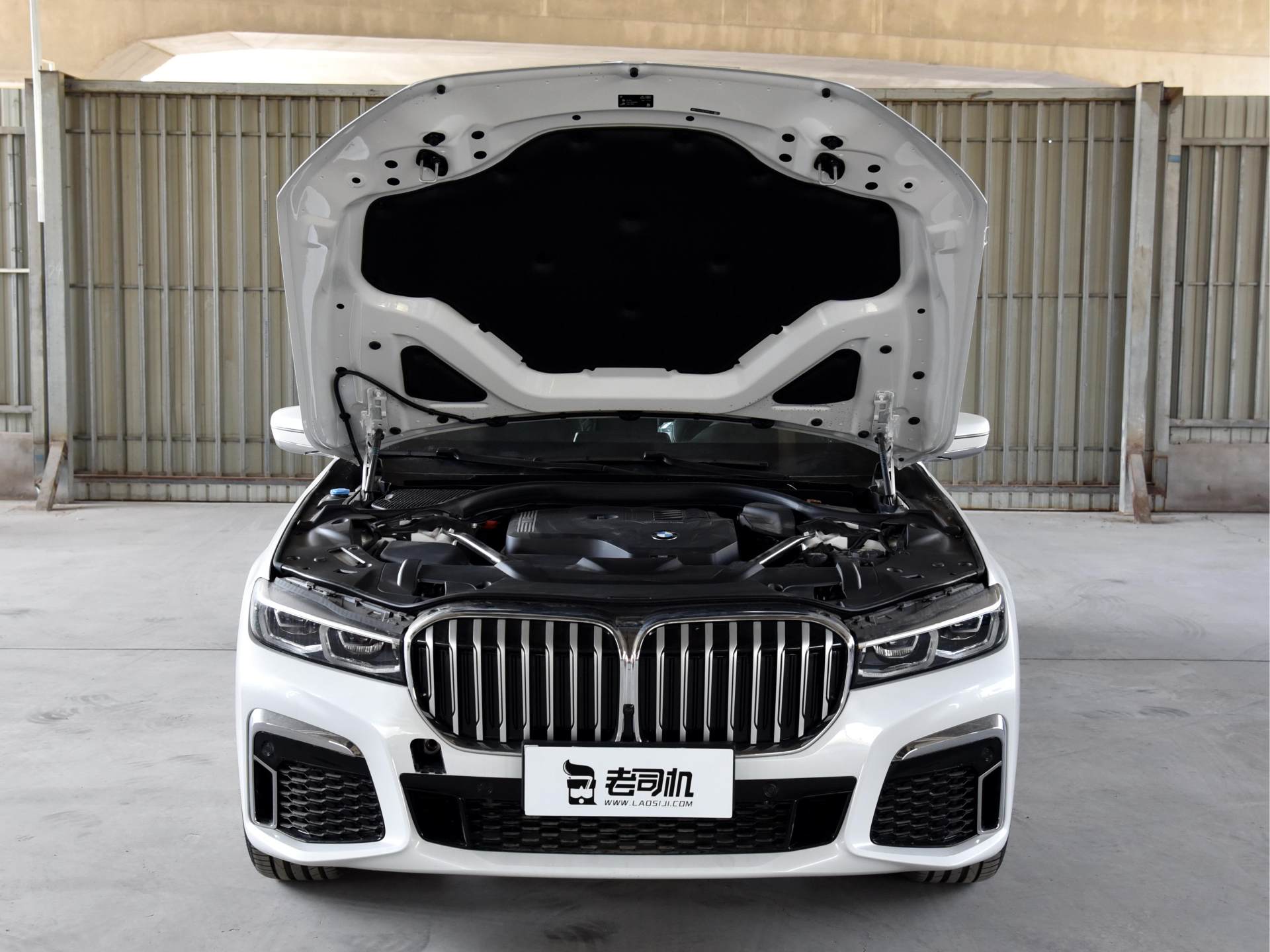 年轻且运动,行政豪华车,大鼻孔设计,实拍宝马7系