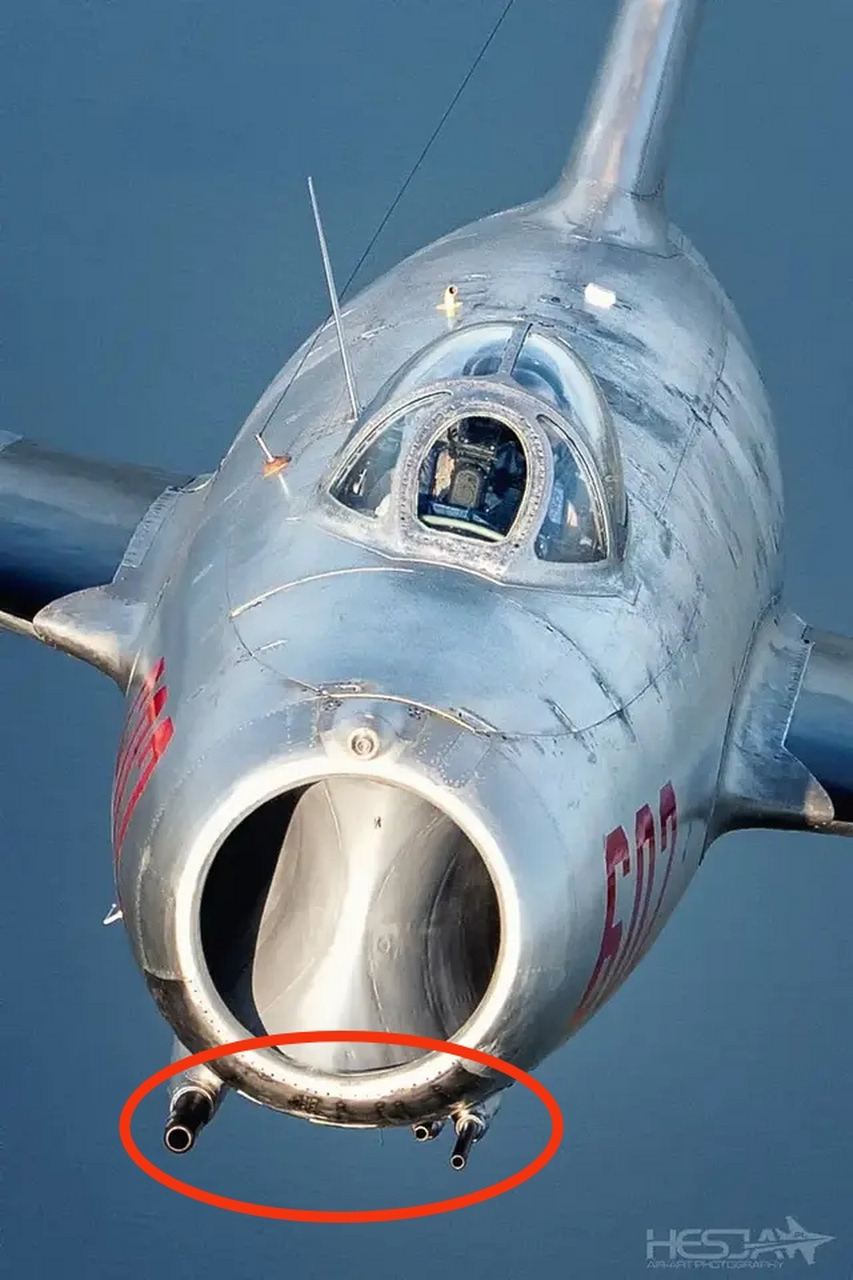 米格15机腹处的三个大管子都是机炮吗?