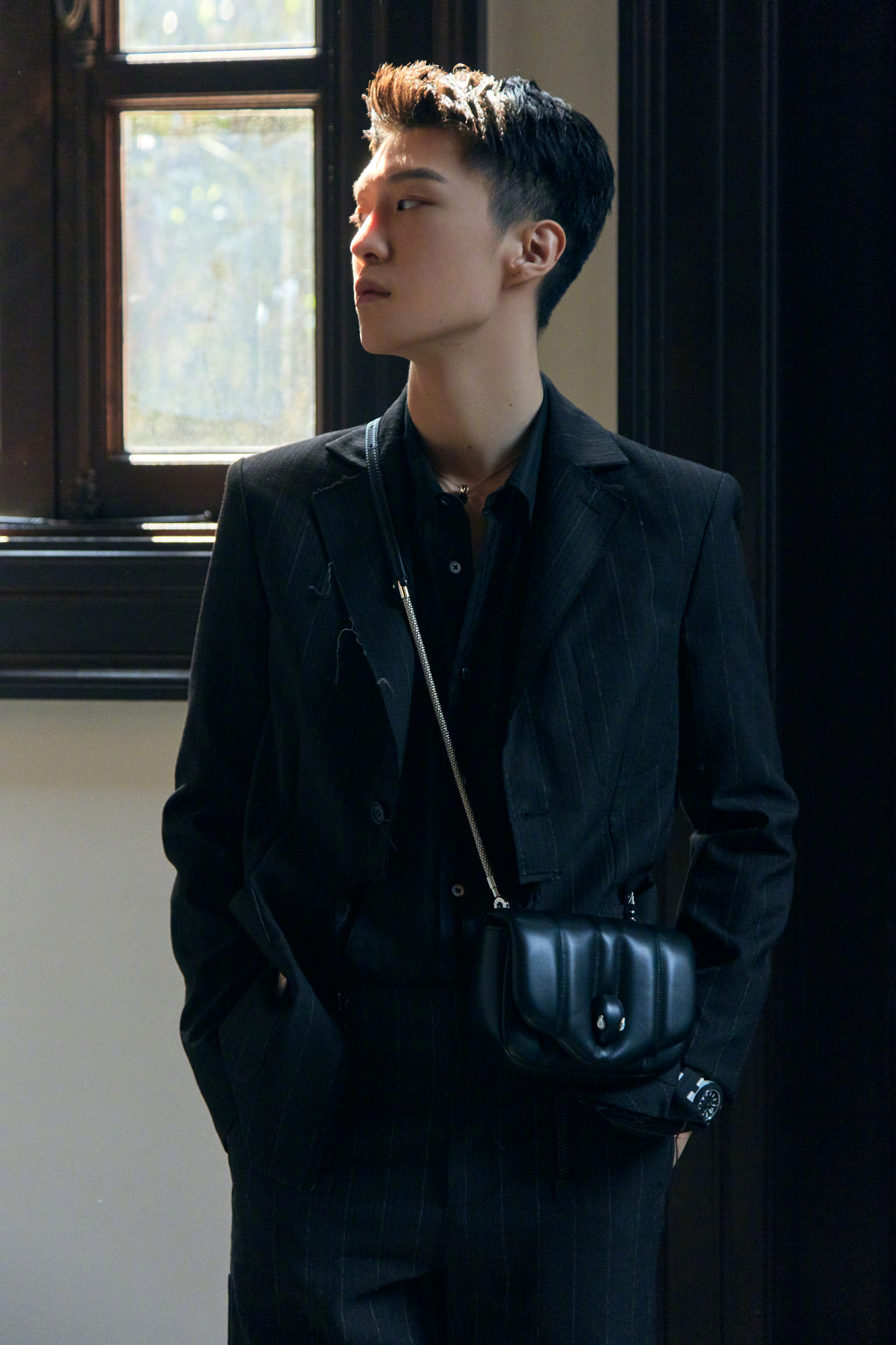 范丞丞活动造型图,清爽短发搭配黑色修身西服,是冷冽英气的少年