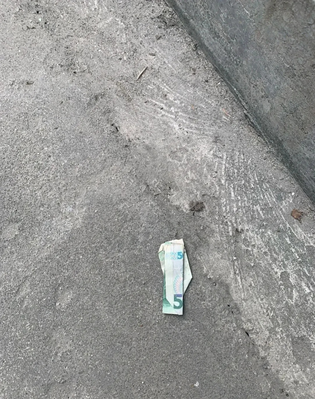 路上捡了50块钱, 回家我就跟婆婆说了, 婆婆大声说:"谁让你拿回来的"