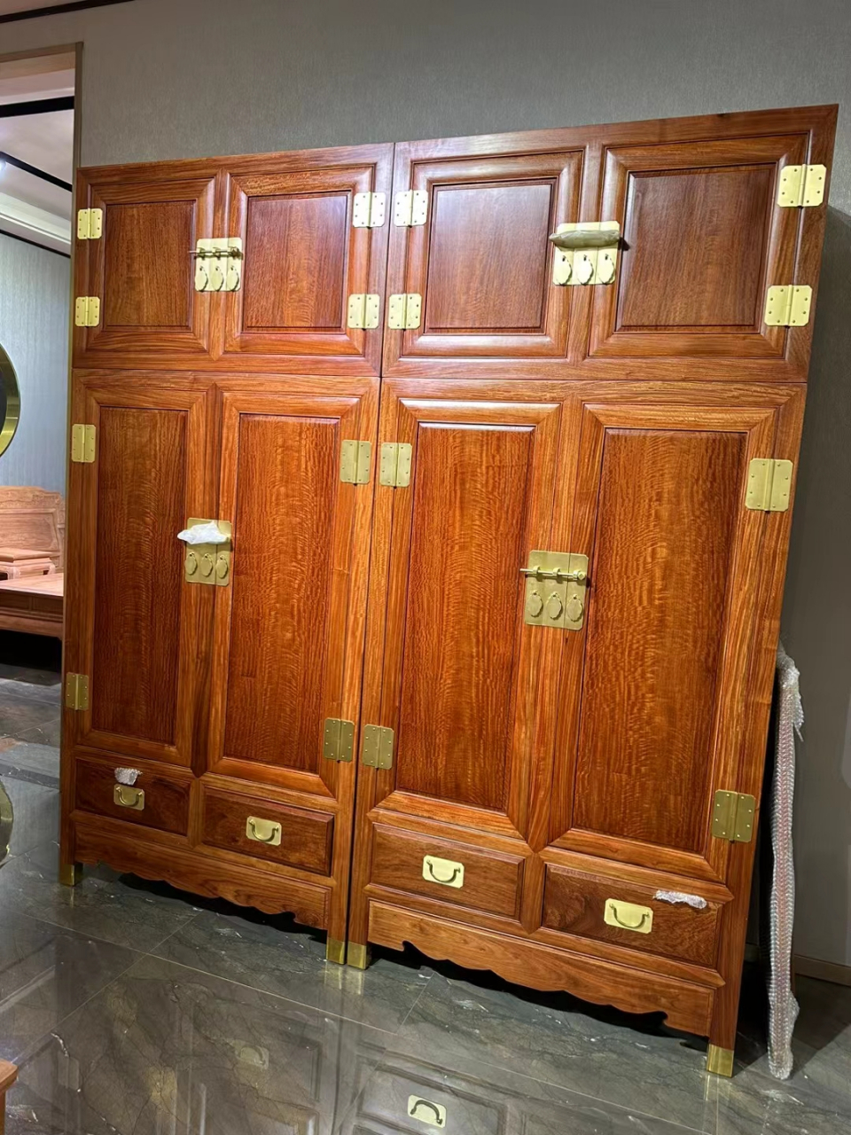 缅甸花梨(大果紫檀) 顶箱柜(四件柜) 尺寸:108x236x60 独板,满满的