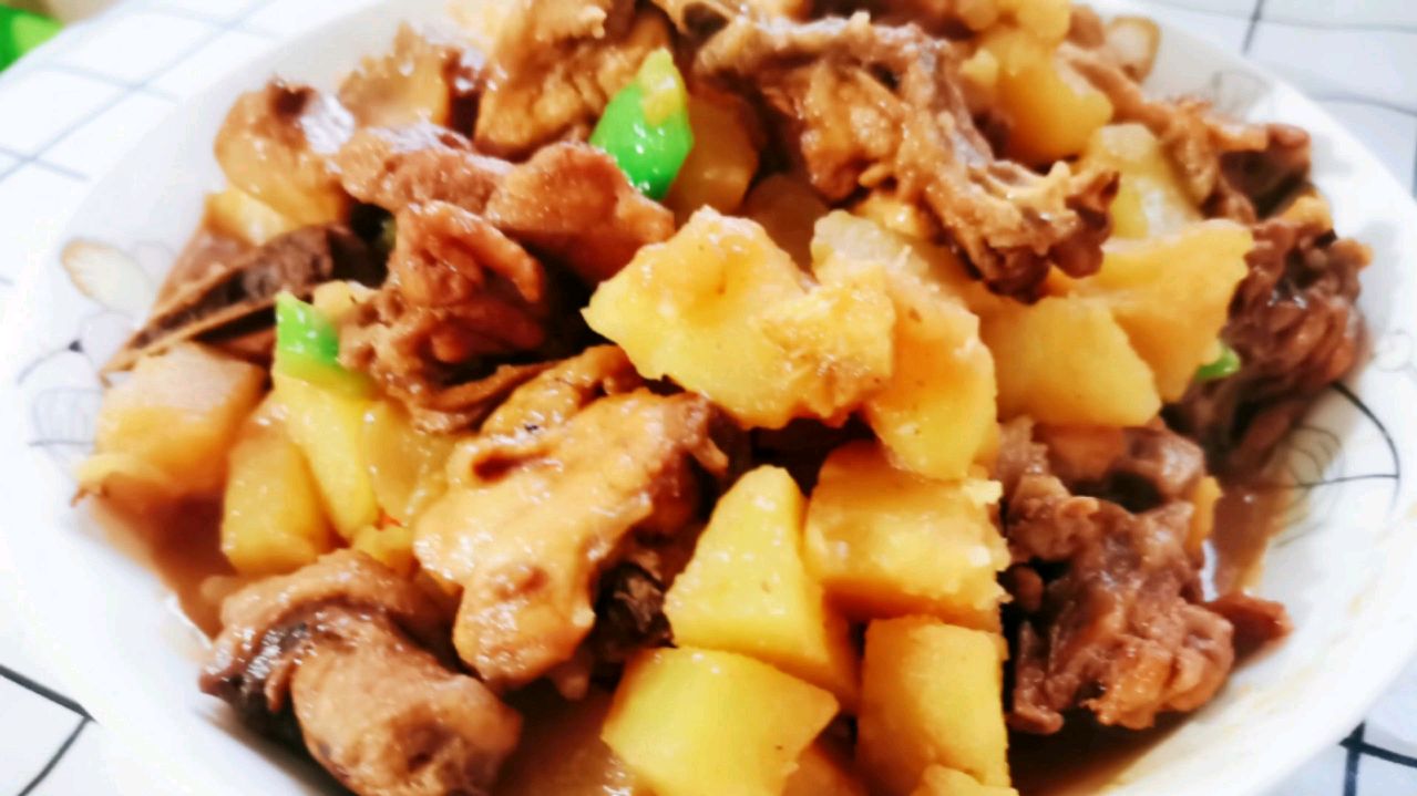 简单好吃的红烧土豆炖鸡,掌握这个技巧,土豆软糯,鸡肉香甜
