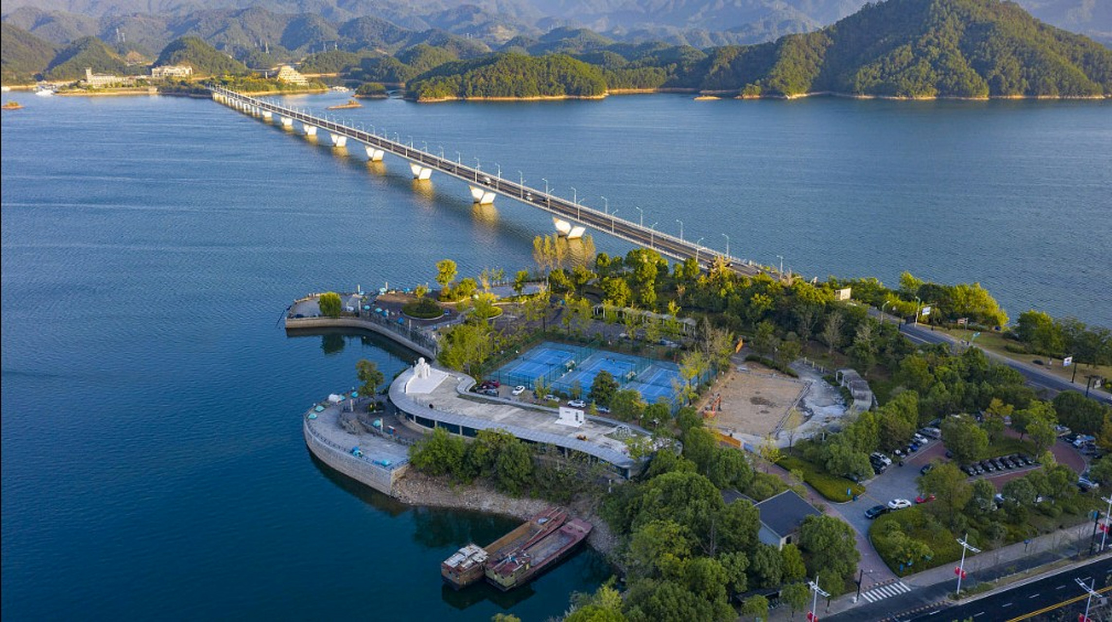 千岛湖位于中国浙江省淳安县,是浙江省乃至全国著名的旅游景点之一.