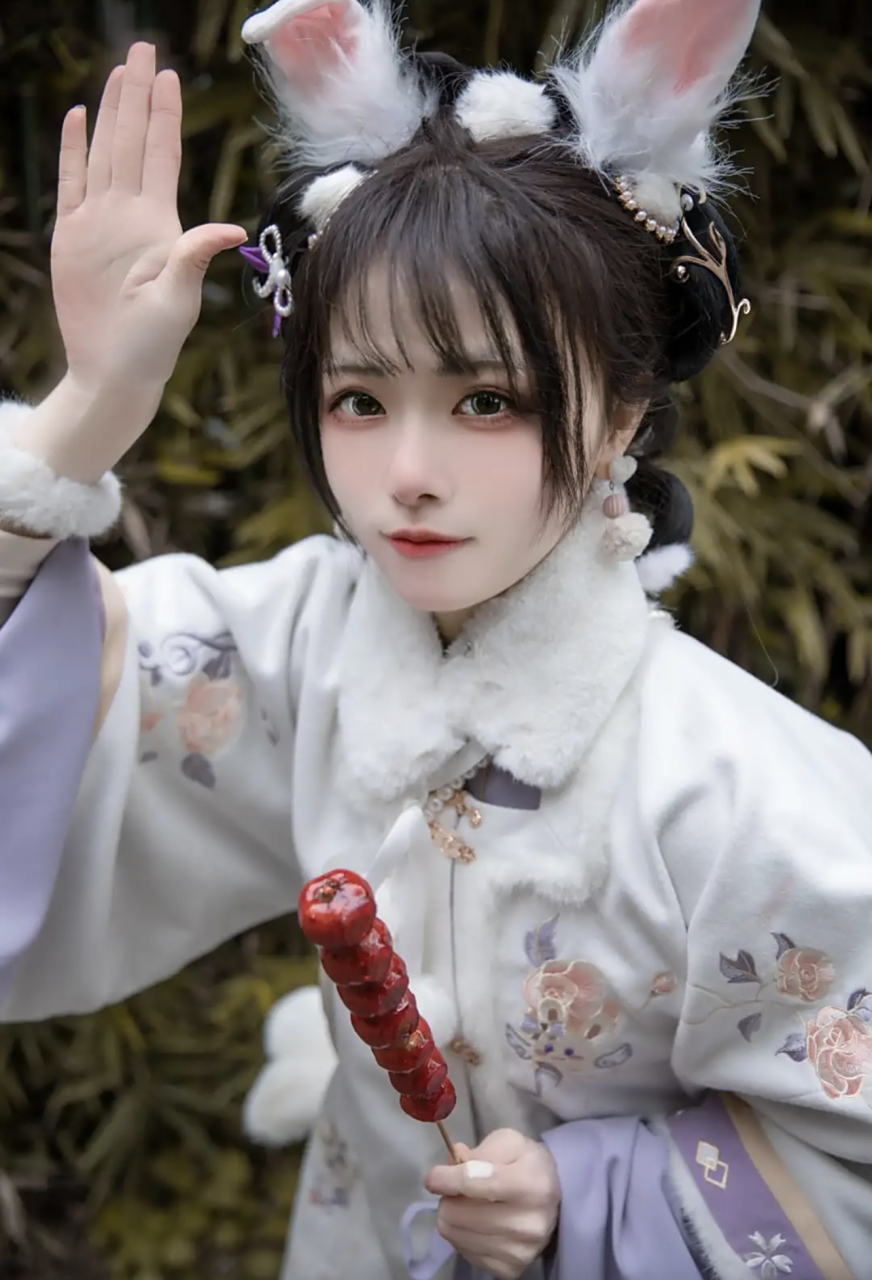 喜欢吃冰糖葫芦的甜美古风汉服美女