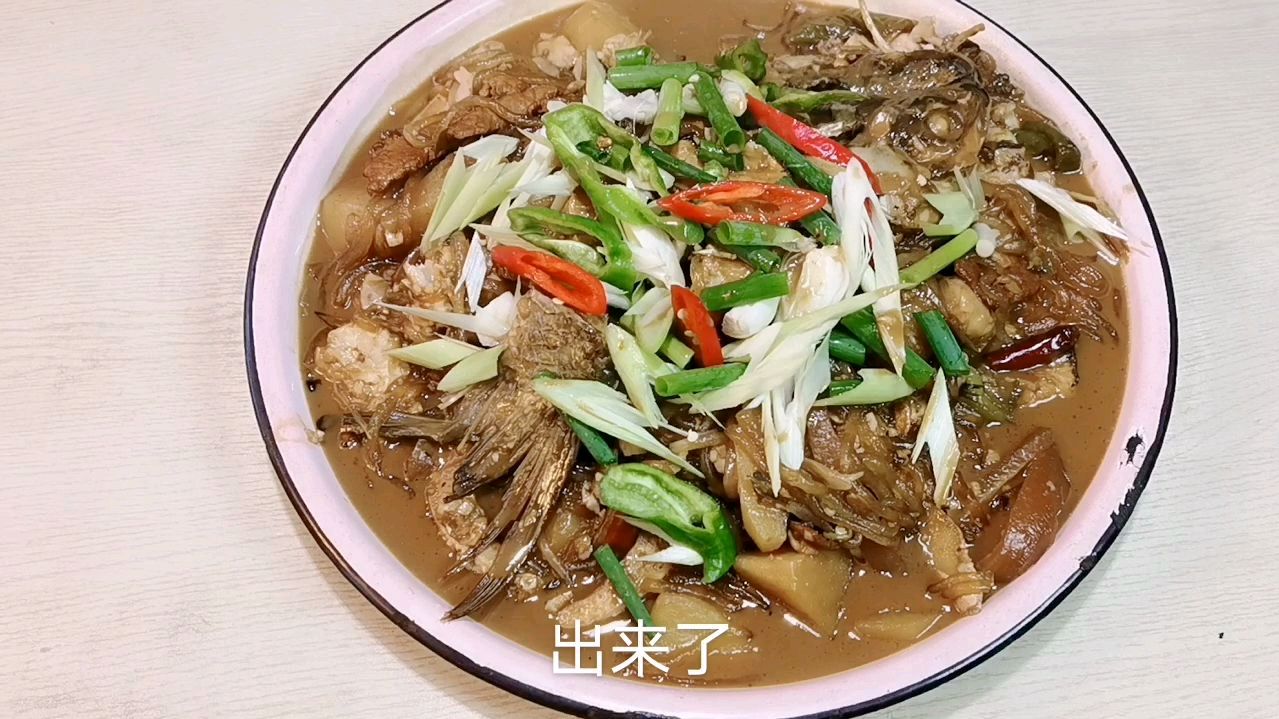 柴锅炖鱼原始的农家风味,是城市里的人吃不到的风味,来看看吧