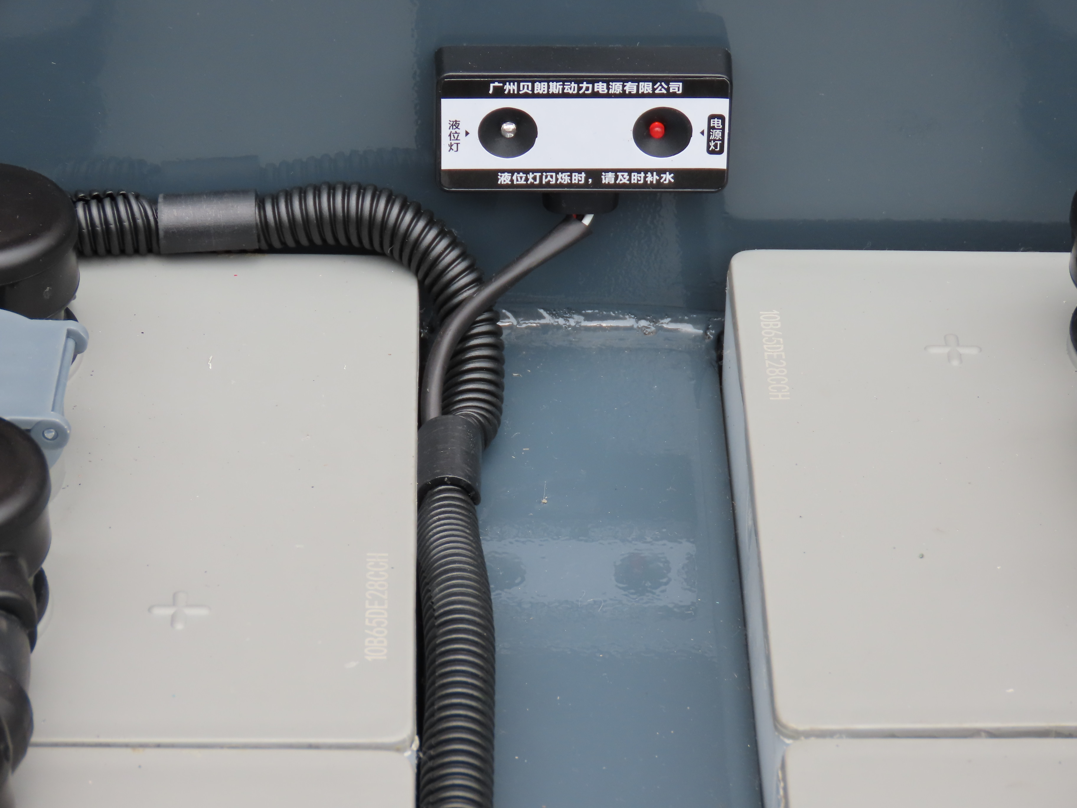 叉车蓄电池的加水系统及电瓶补水流程