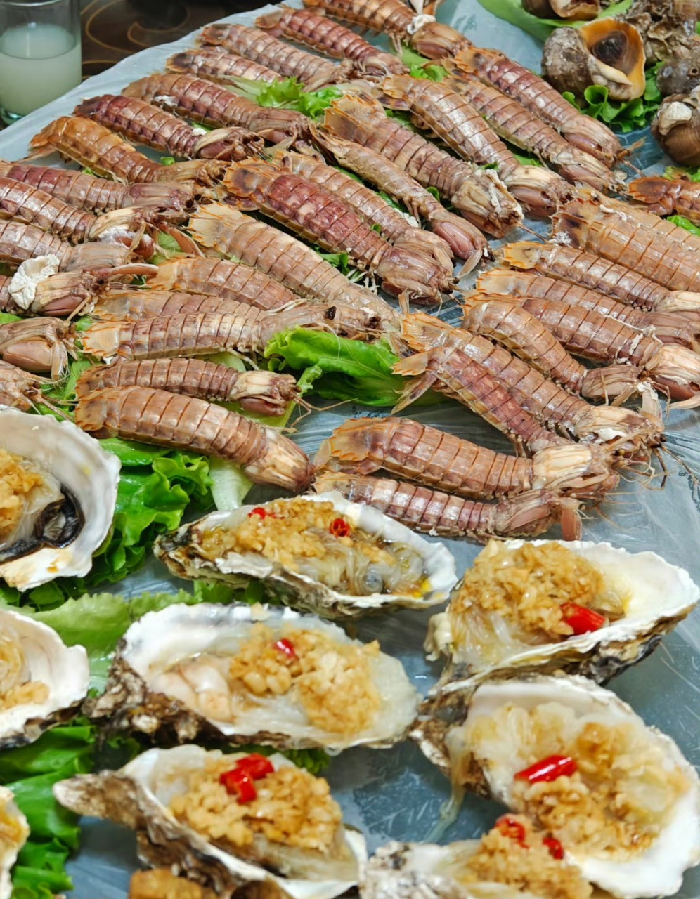 营口第一顿,海鲜摆满桌子,大家恨不得全站上椅子拍照!