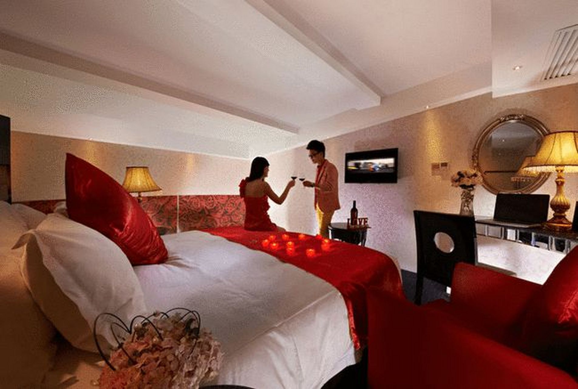 广东广州,男子和情人宾馆约会,一番激情后,他出去抽了根烟的功夫,情人