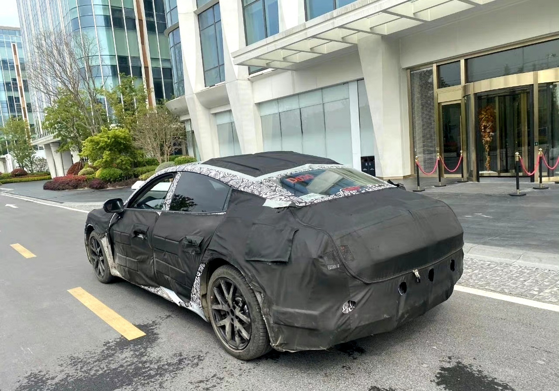 目前见到最清楚的一张小米汽车伪装照.#汽车# #小米# #汽车知识