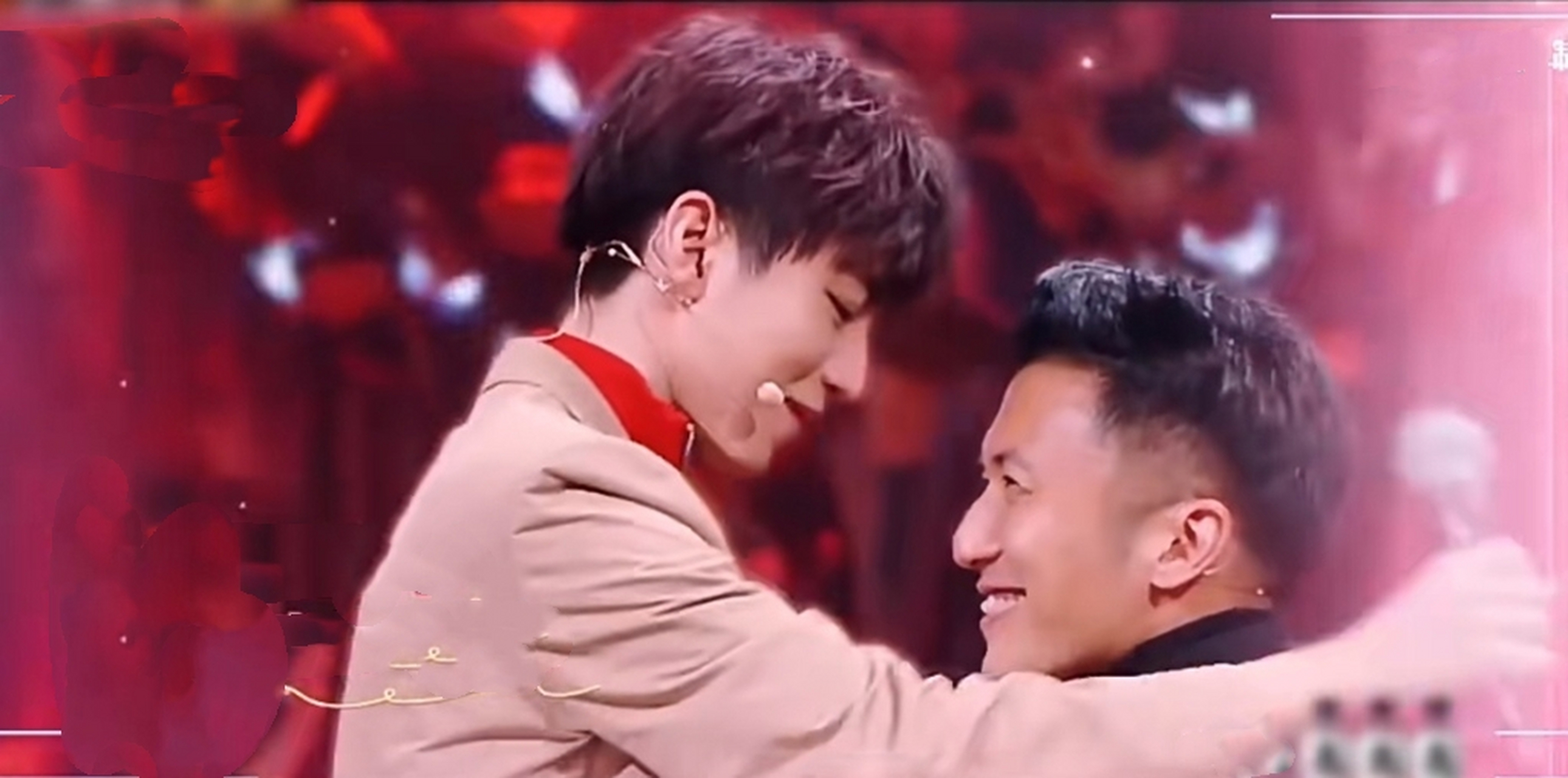 王俊凯壁咚谢霆锋,谢霆锋的手好苏[比心]此刻多少人想魂穿谢霆锋哇