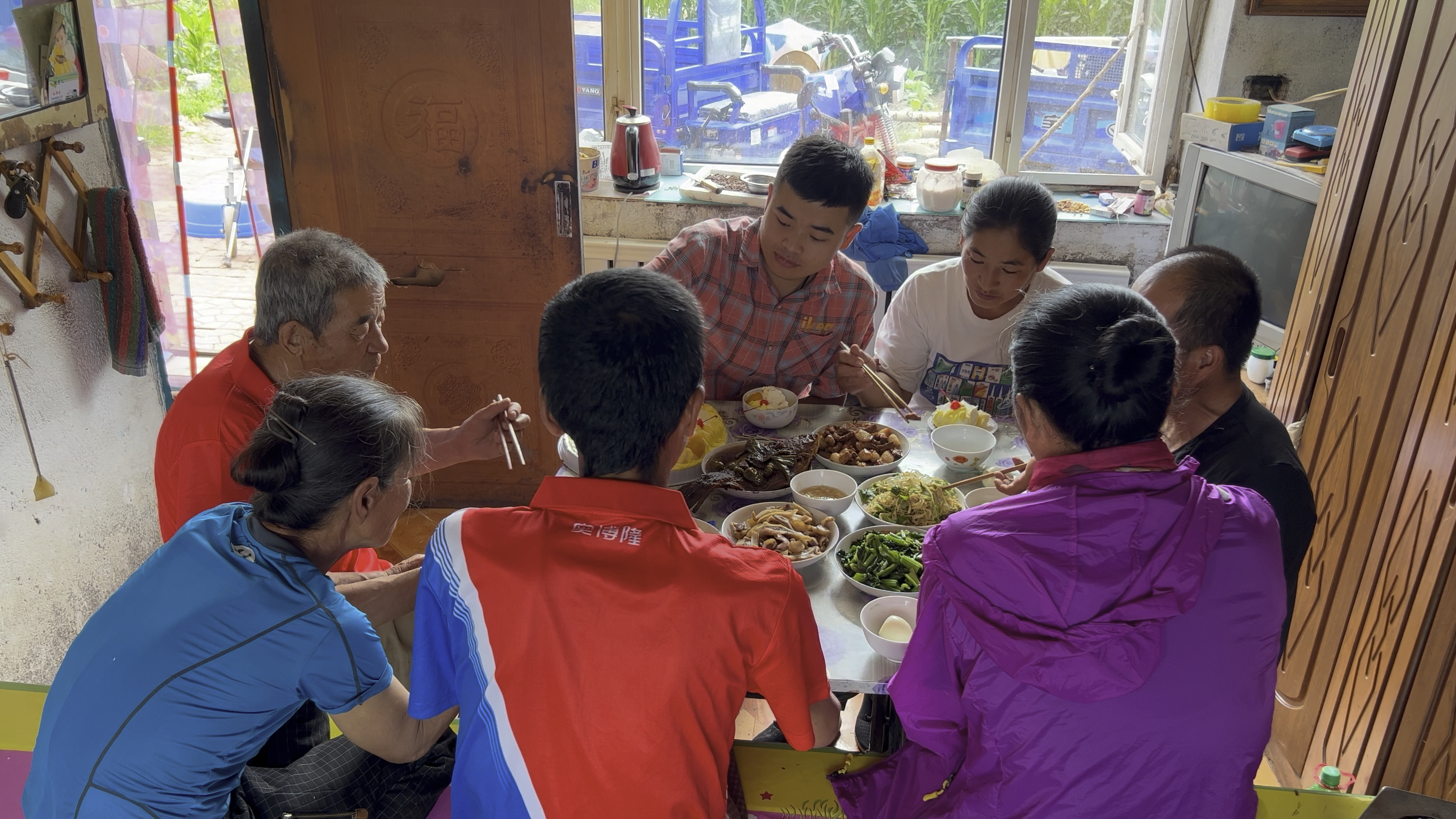 姥爷过生日,残疾外孙去镇里给买了蛋糕,大姨还给做一桌子好吃的