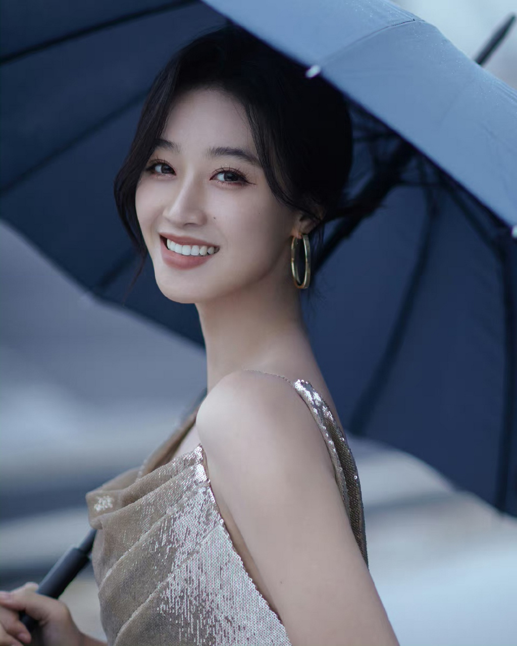 蓝盈盈身穿金色抹身材连衣裙,沙漏般的绝美身材,贵气十足