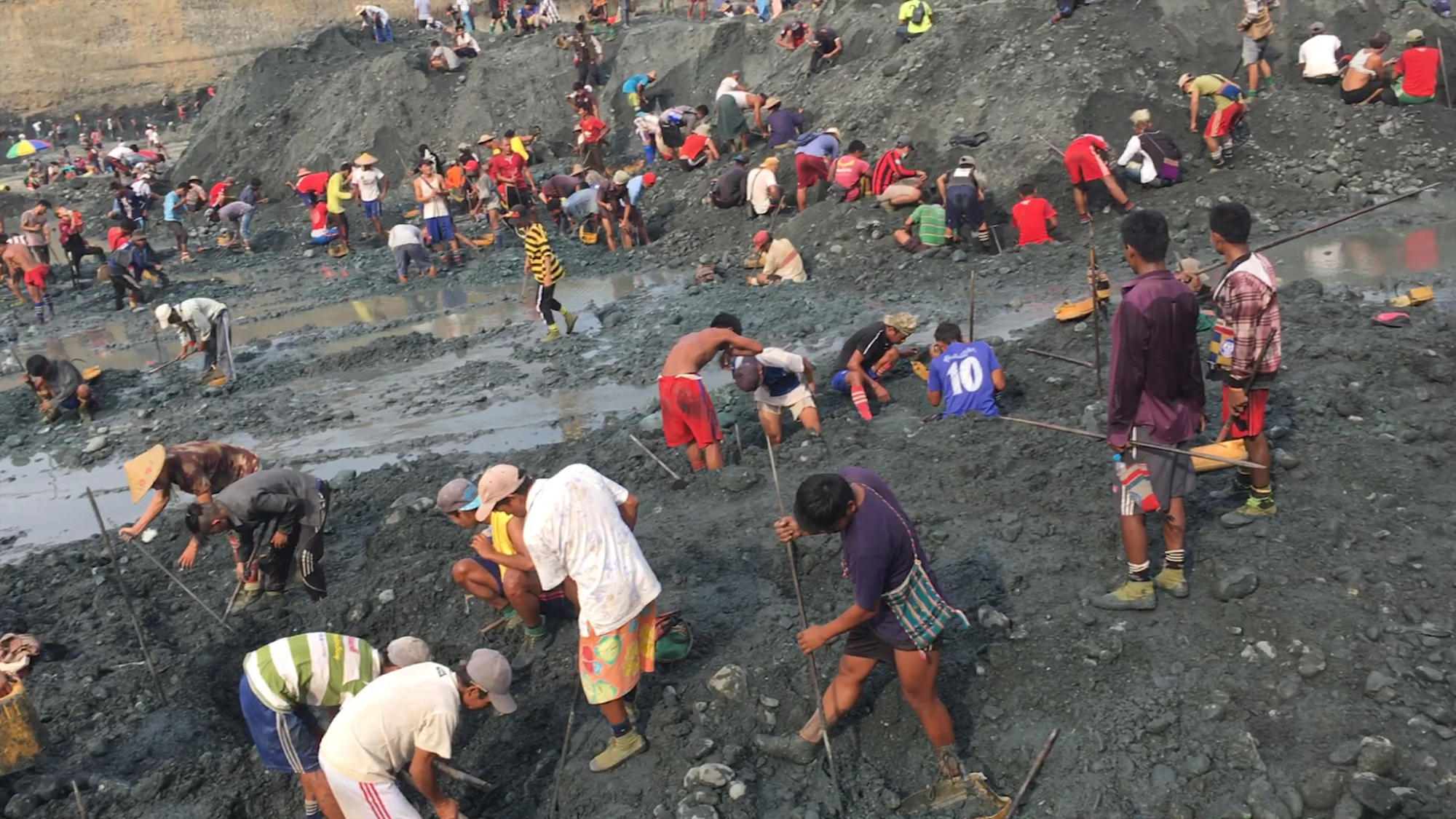 在缅甸挖翡翠,矿民为什么要拼命跑?原因其实很简单!小相告诉你