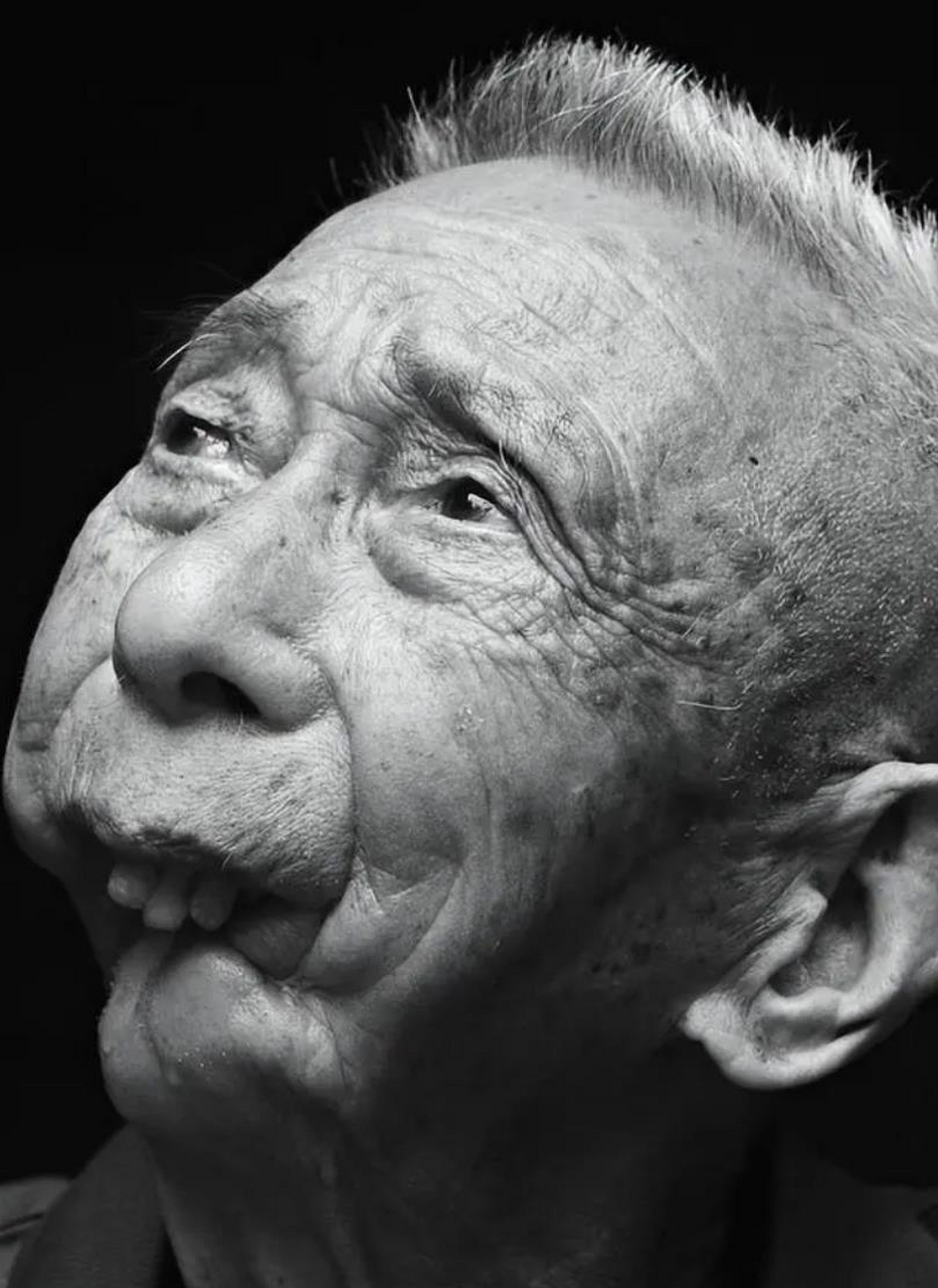 最帅老兵严翠爱眼神沧桑坚毅,他的下巴在战场上被打碎,一辈子只能吃