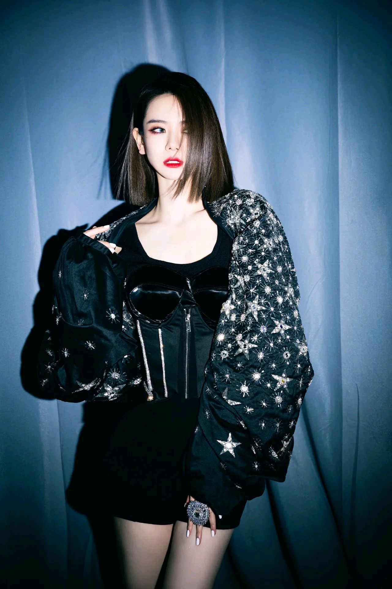 时尚辣妈戚薇,满屏的高冷感