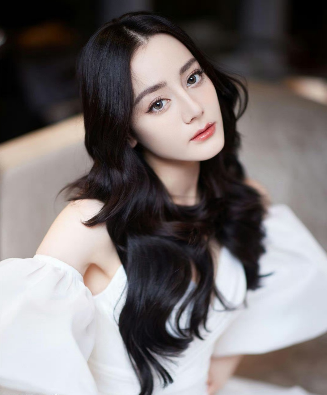 迪丽热巴# 一袭白色抹胸仙女裙,雪肤玉貌的容颜,精致立体的五官,白皙