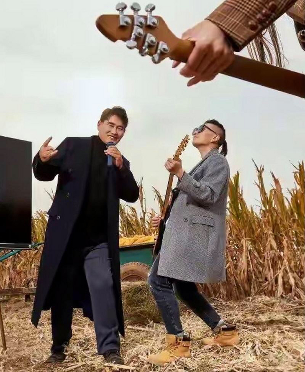 这是大衣哥?第一张像刘欢,第二张像谁呢?