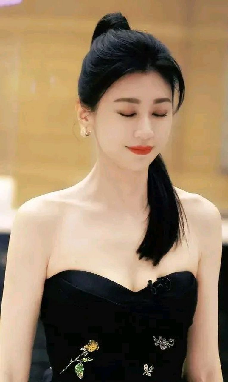 有些人认为,贾静雯的穿着过于暴露,不够得体,不应该在公共场合这样