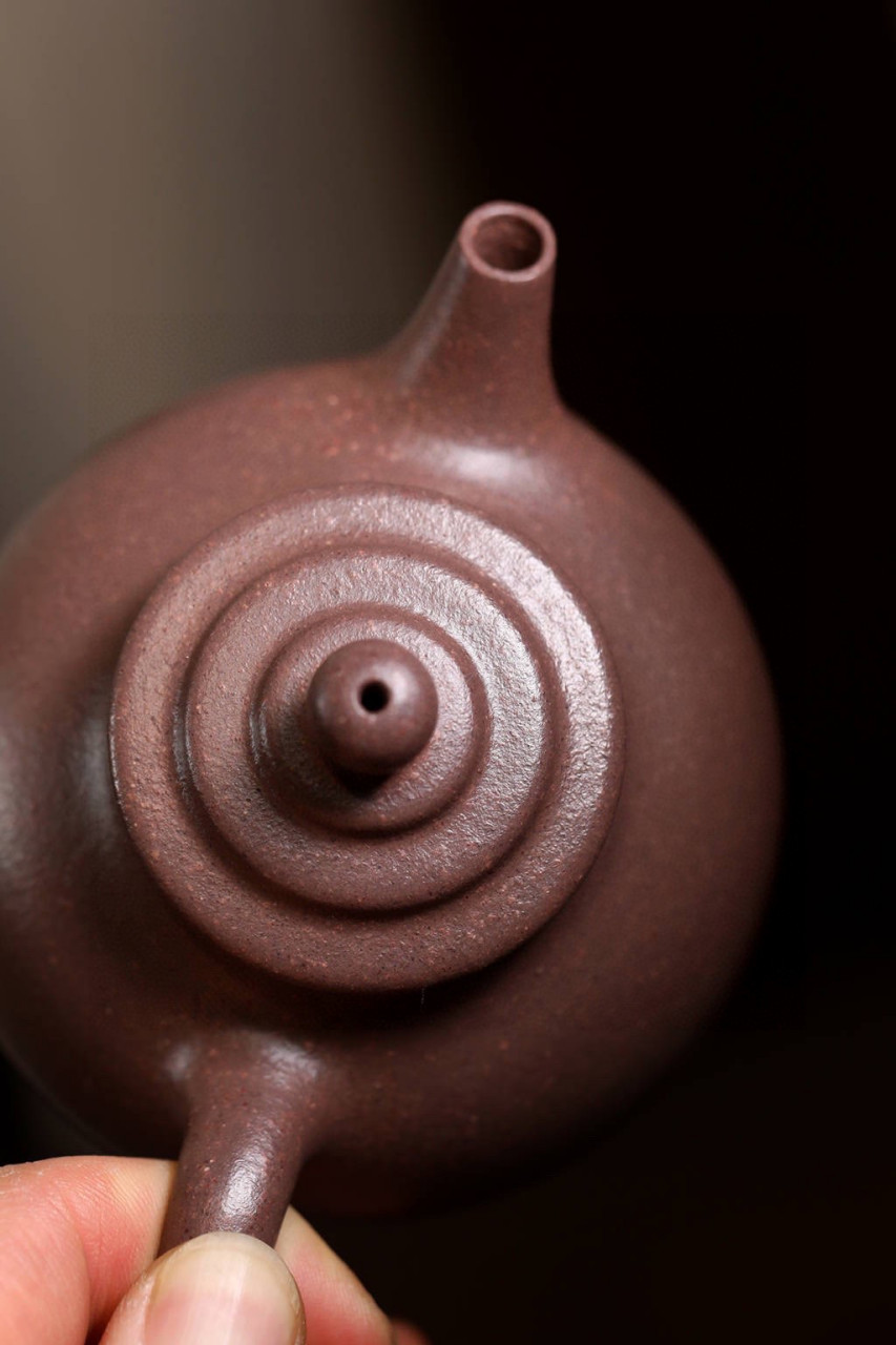 橄榄|优质紫泥|270cc|半手  盖微穹,由三条弦纹凹线构成,珠形钮,在