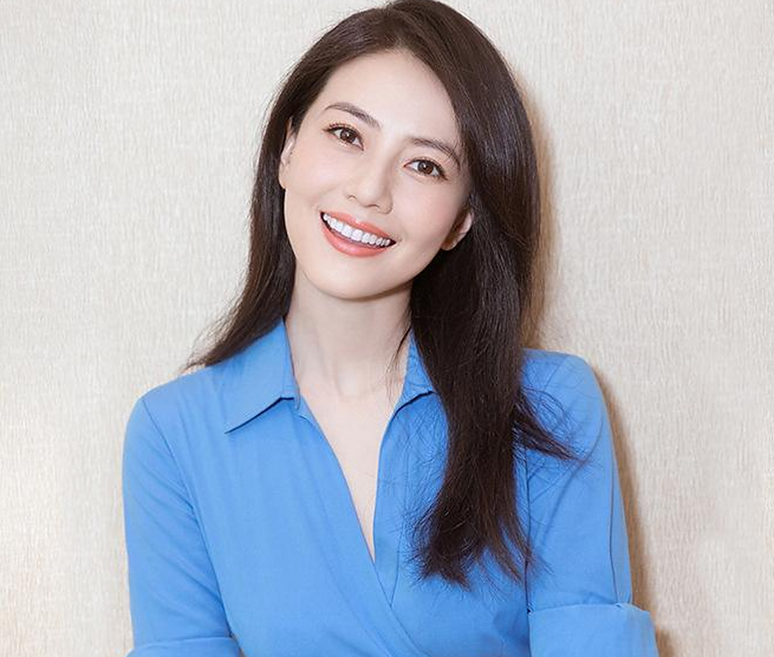 高圆圆的笑容确实非常美丽,她的笑容是那种温柔,善良且充满感染力的.