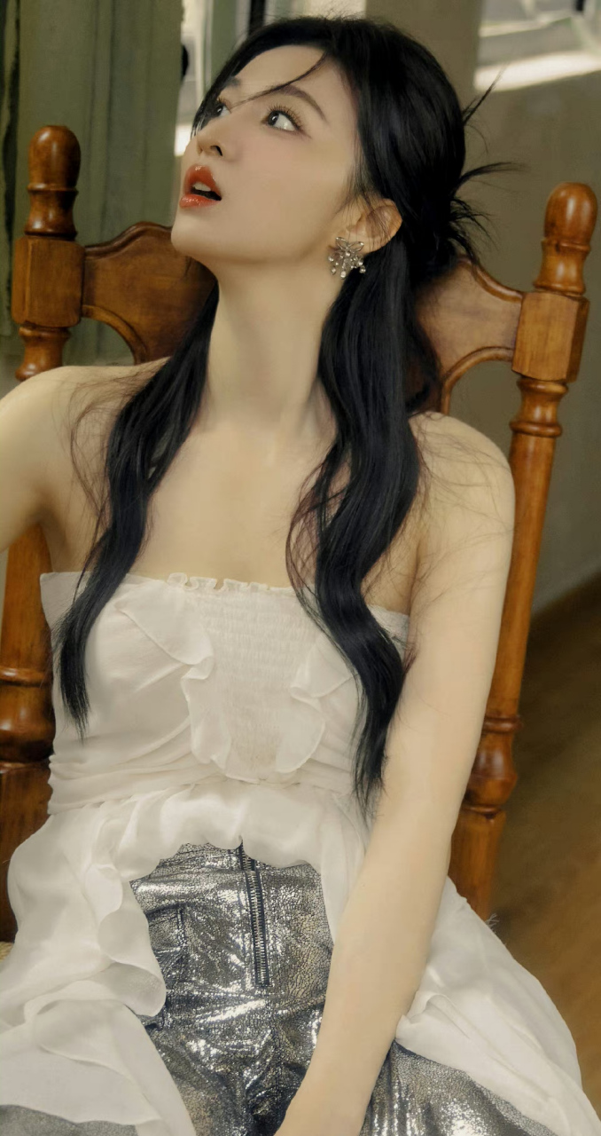 王楚然# 一袭白色抹胸纱裙,清纯甜美的容颜,白皙水嫩的肩颈线,香肩玉