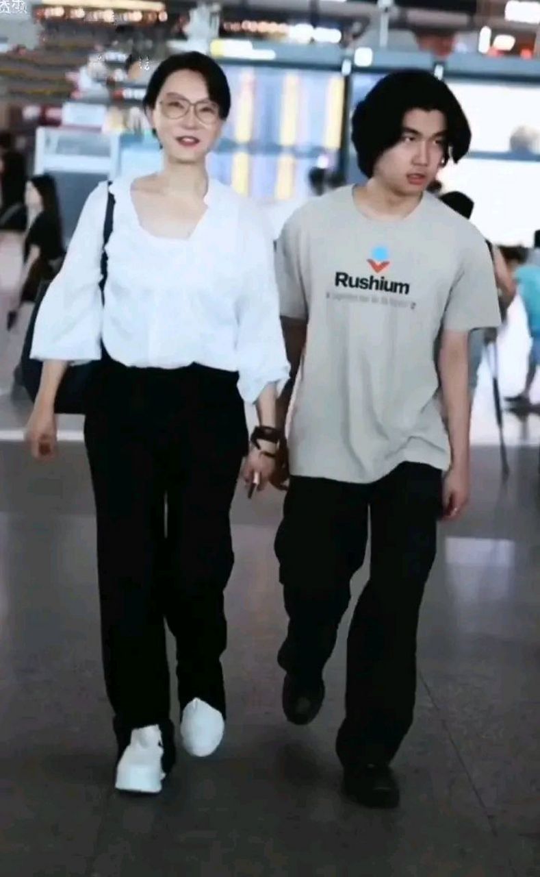 陈数 接儿子大象回国,一路上母子两人有说有笑,看的出和继子两人的