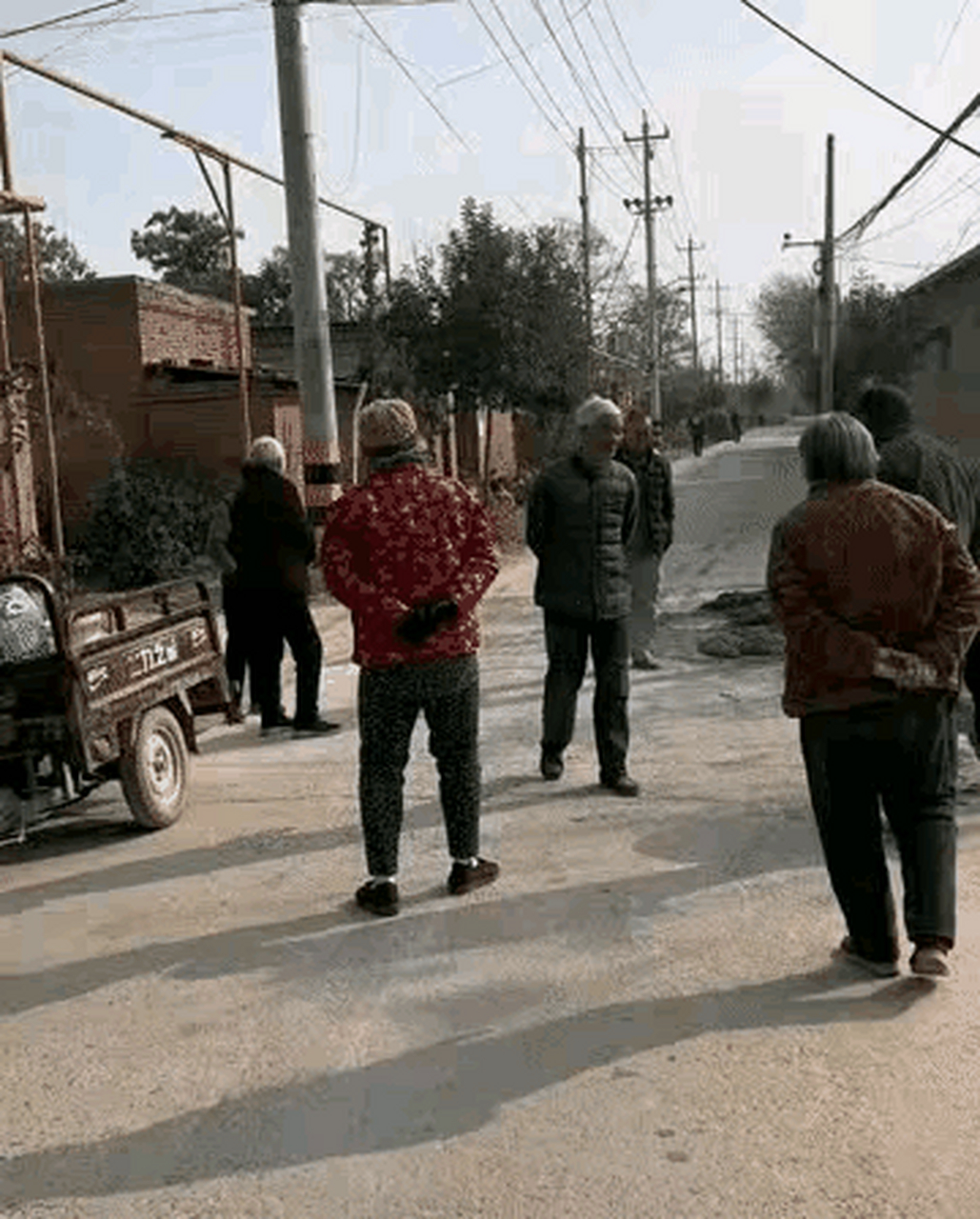 小伙子假扮老太太在村口翻跟头,吓得老太太一激灵:我滴娘呢,还翻跟头