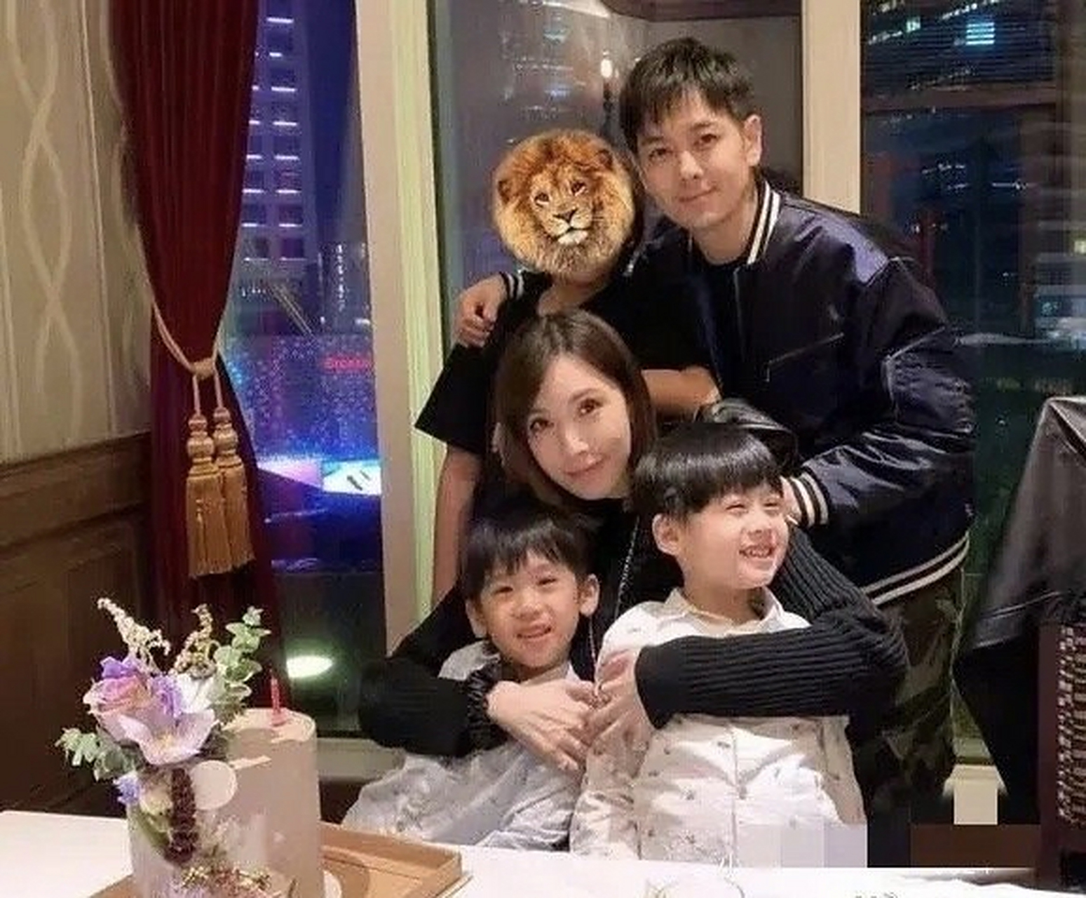 为什么林志颖每次晒全家照片,都把大儿子的脸挡住?