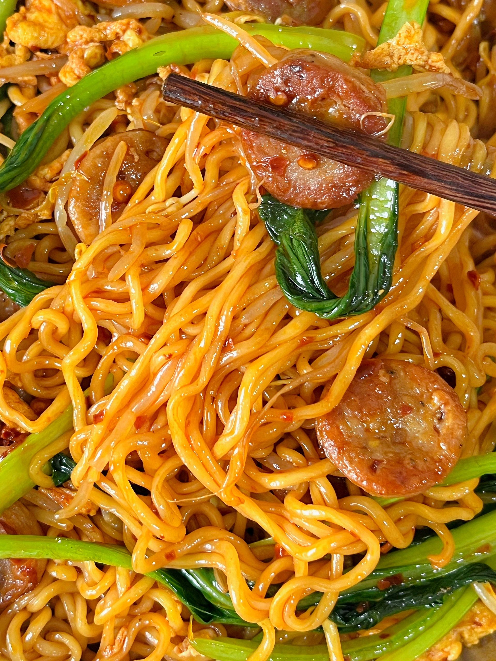 准备食材:绿豆芽,鸡蛋,方便面饼,油菜,肉肠 1面条煮至七分熟捞出,过