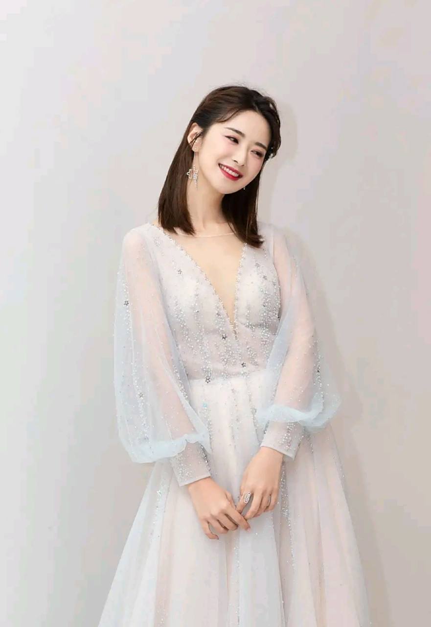 刘烨湖南卫视当家主持,穿轻纱裙优雅迷人,配齐肩短发美成公主!