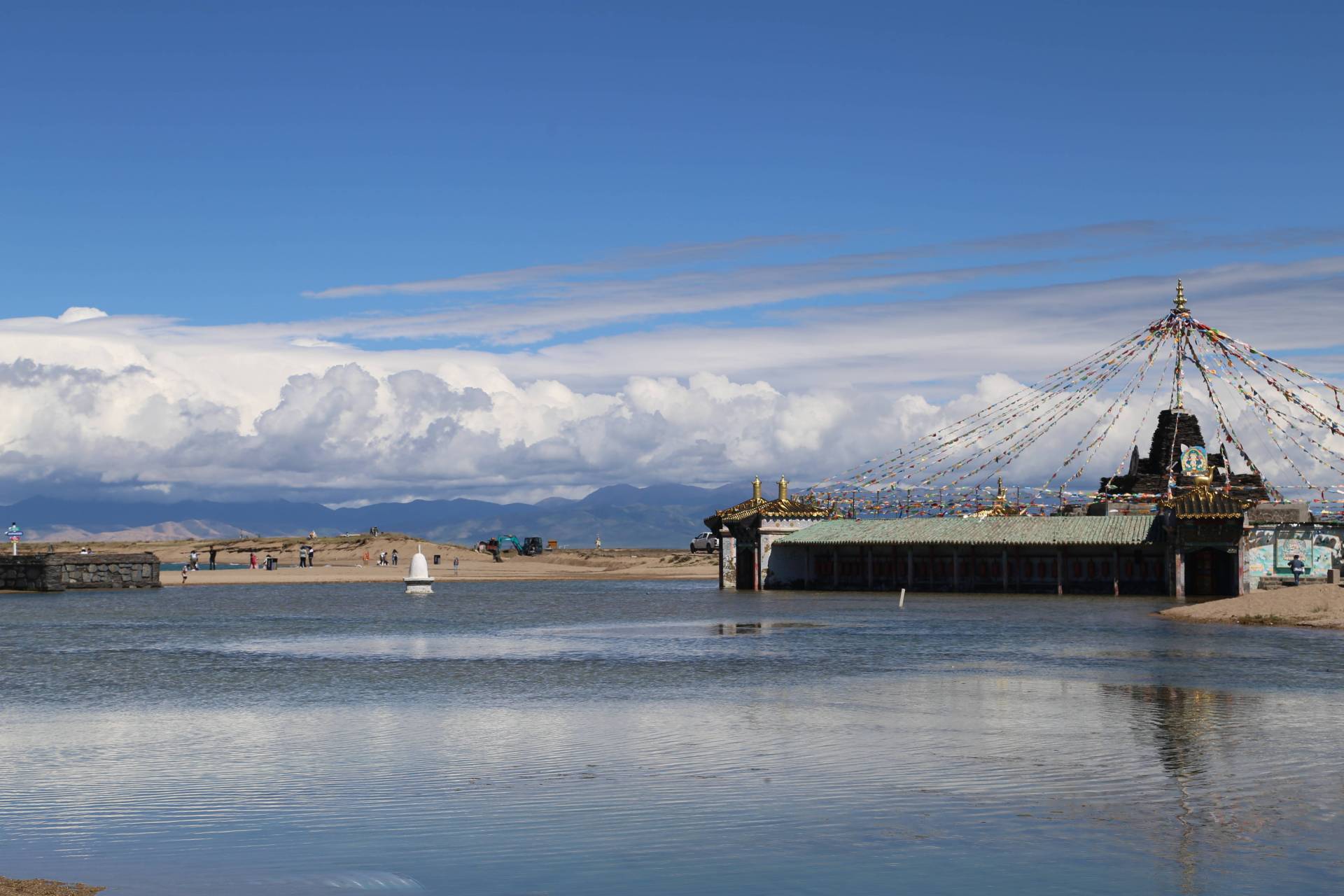 青海湖位于青海省西北部,是中国最大的内陆湖泊之一,也是青藏高原上最