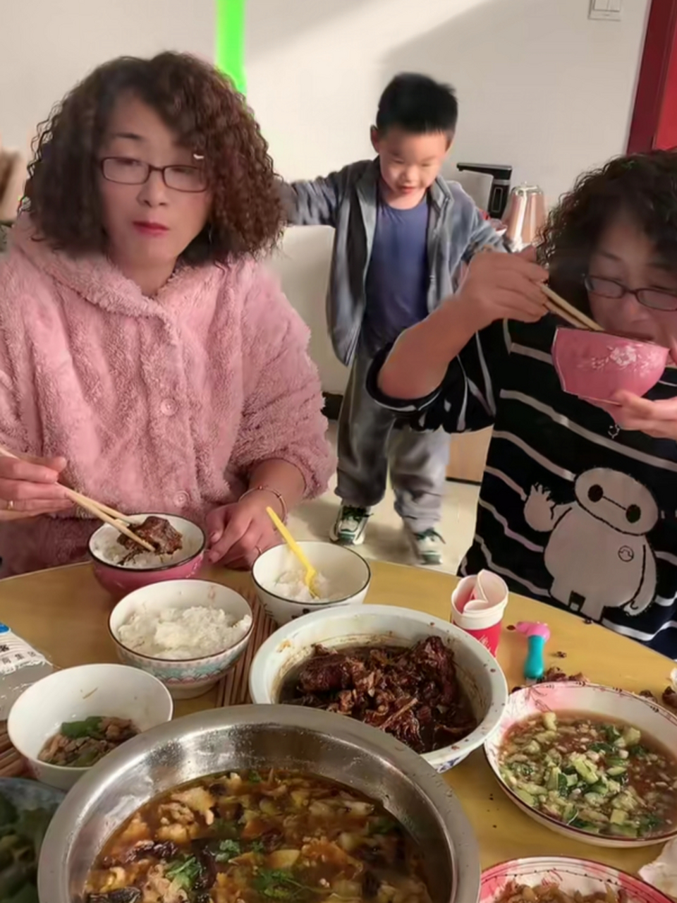 老婆的双胞胎妹妹来家吃饭,俩人发型一样,我认错好几次,太尴尬了.
