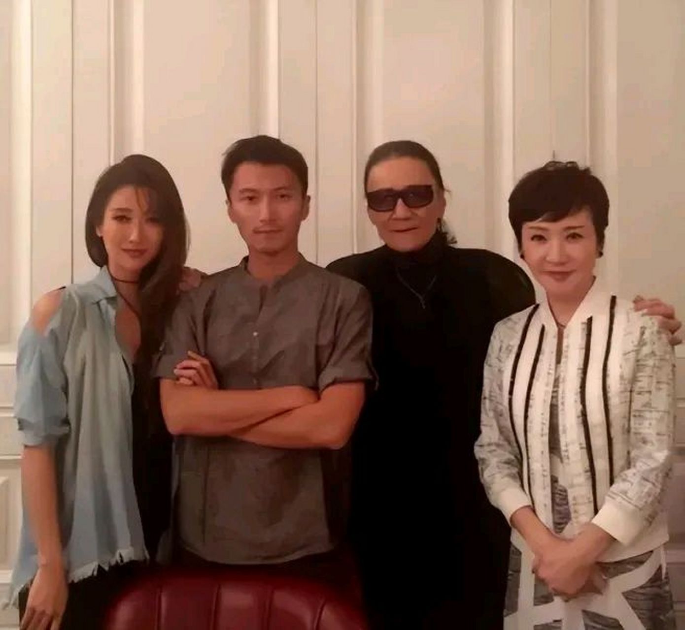 在合影中,我们可以看到谢霆锋一家四口都穿着时尚,显得十分酷帅.