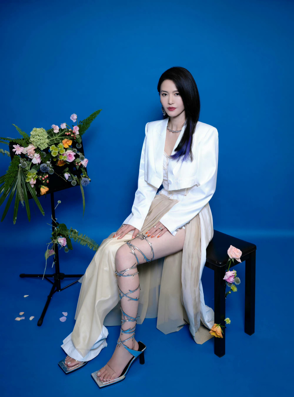 谭维维脚上这双凉鞋真个性,犹如我们小区用作围栏的铁丝网一般!