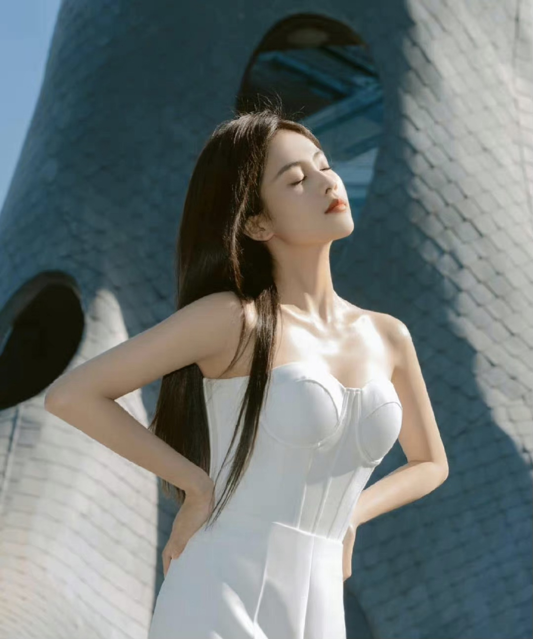 一袭白色抹胸连裤性感优雅,美的发光! #白鹿
