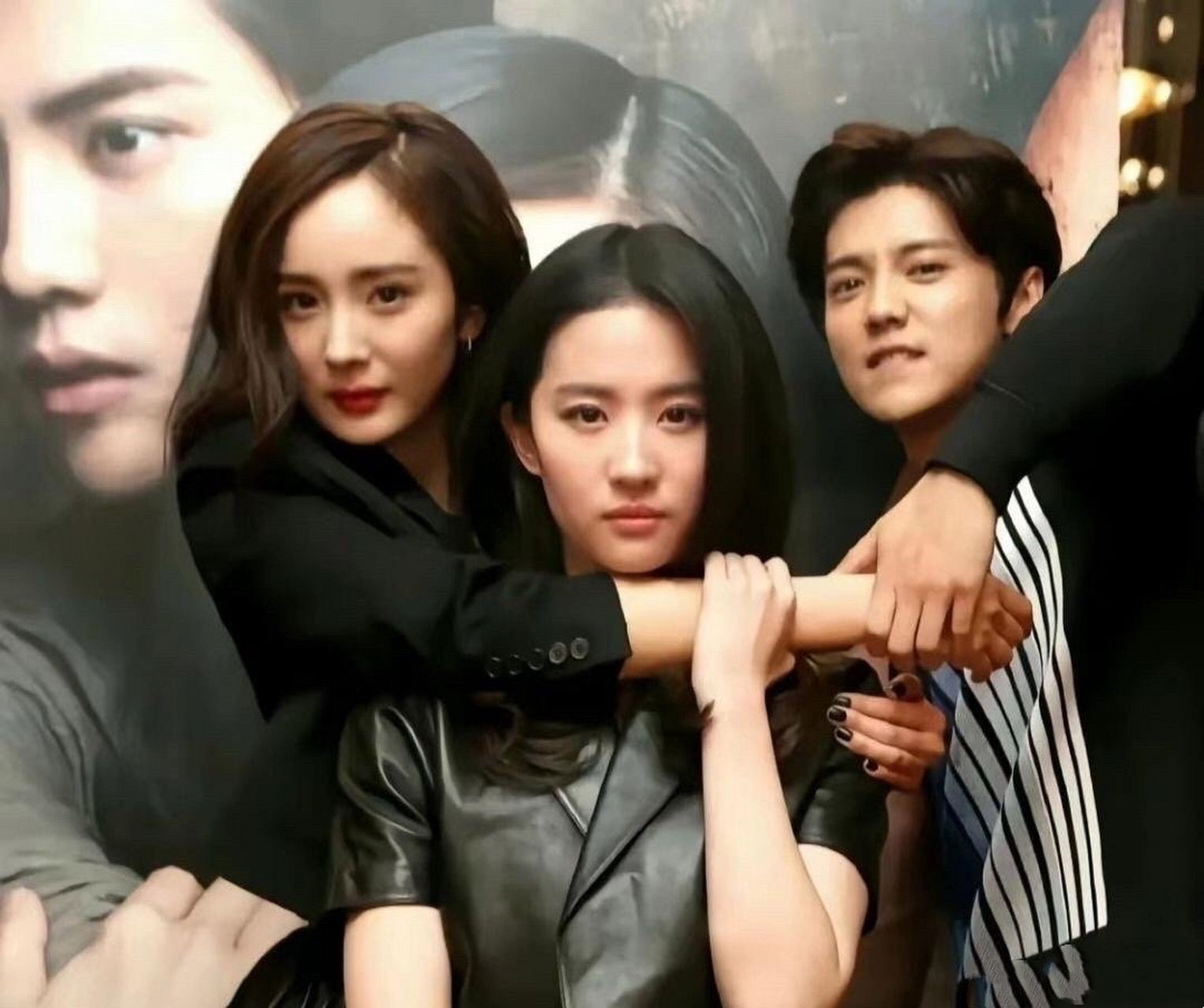 刘亦菲和杨幂早期合照和现在对比,杨幂变好看了 676767