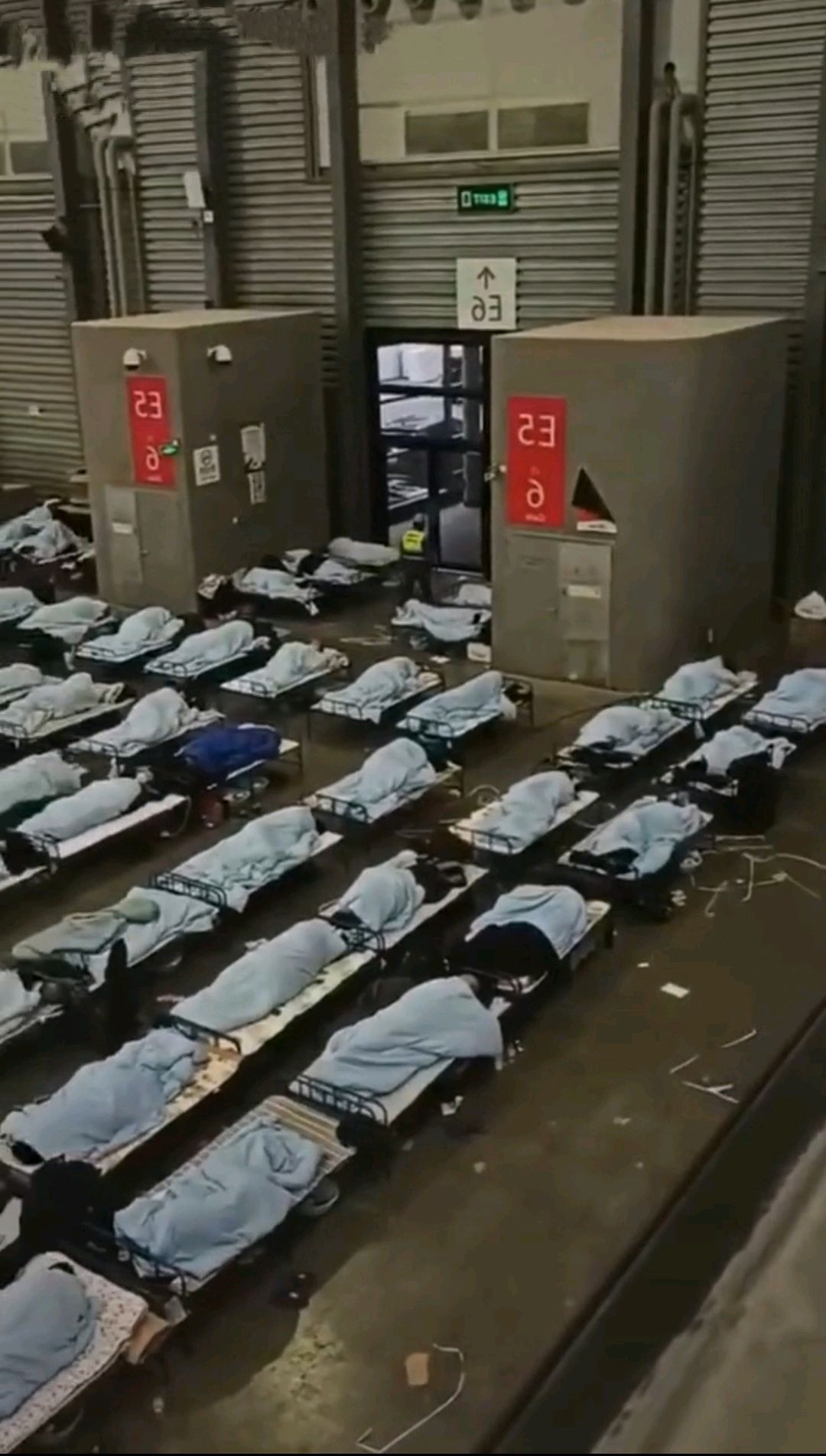 上海疫情,病人在隔离中心睡大通铺,医生在检测中心睡地板